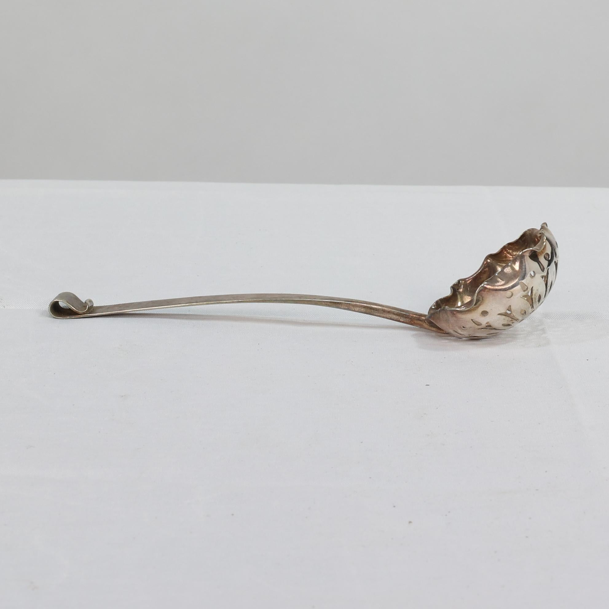 Placcato argento Hukin and Heath, stile cassettiera, Una zuccheriera placcata in argento e un cucchiaio da zucchero abbinato in vendita