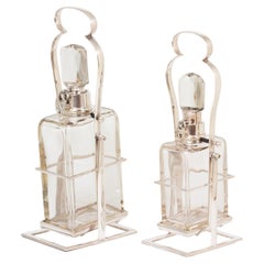 Hukin and Heath Coppia di decanter per liquori inclinabili in argento