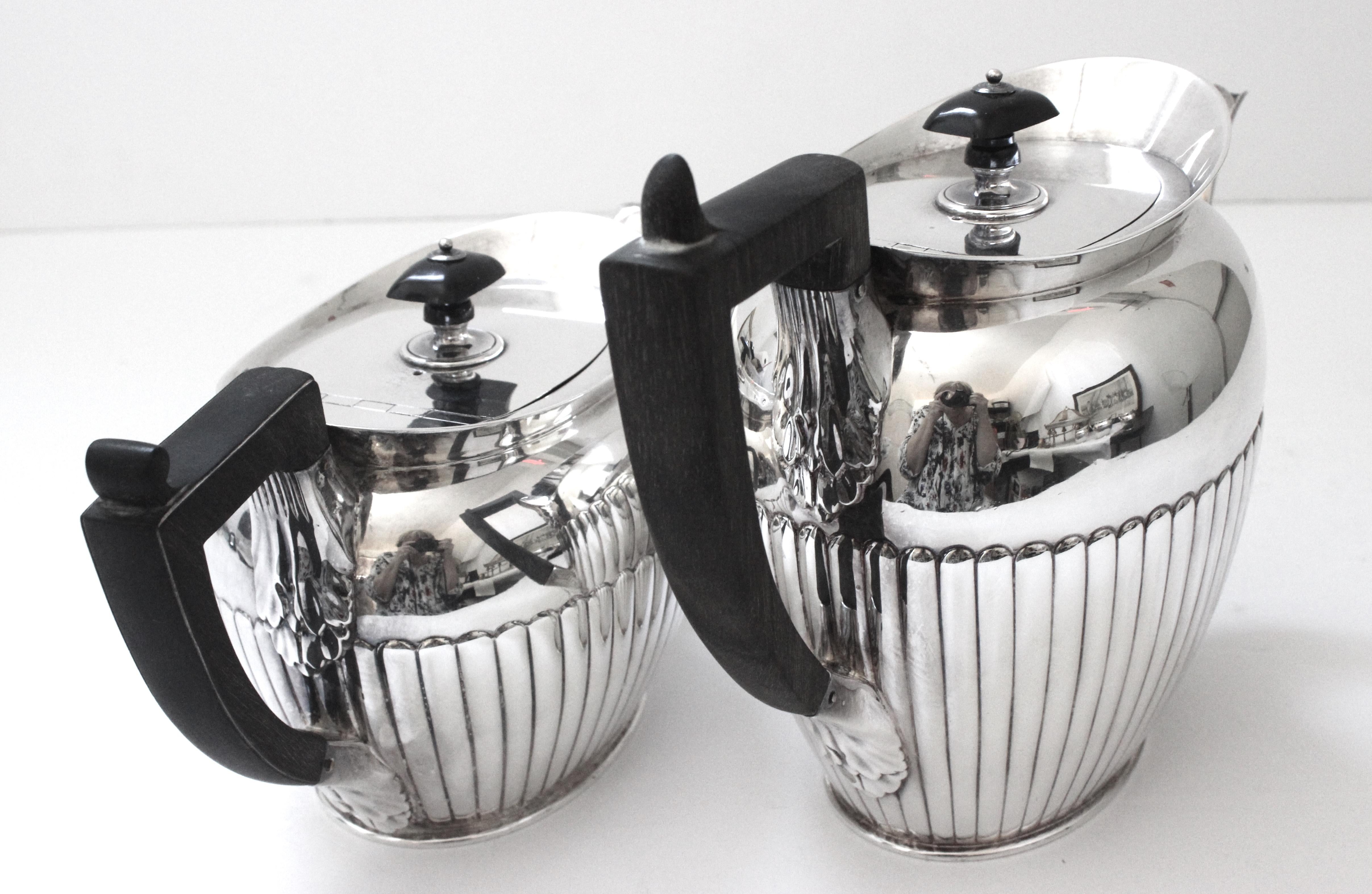 Hukin & Heath Silversmiths Coffee and Tea Service In Good Condition For Sale In West Palm Beach, FL