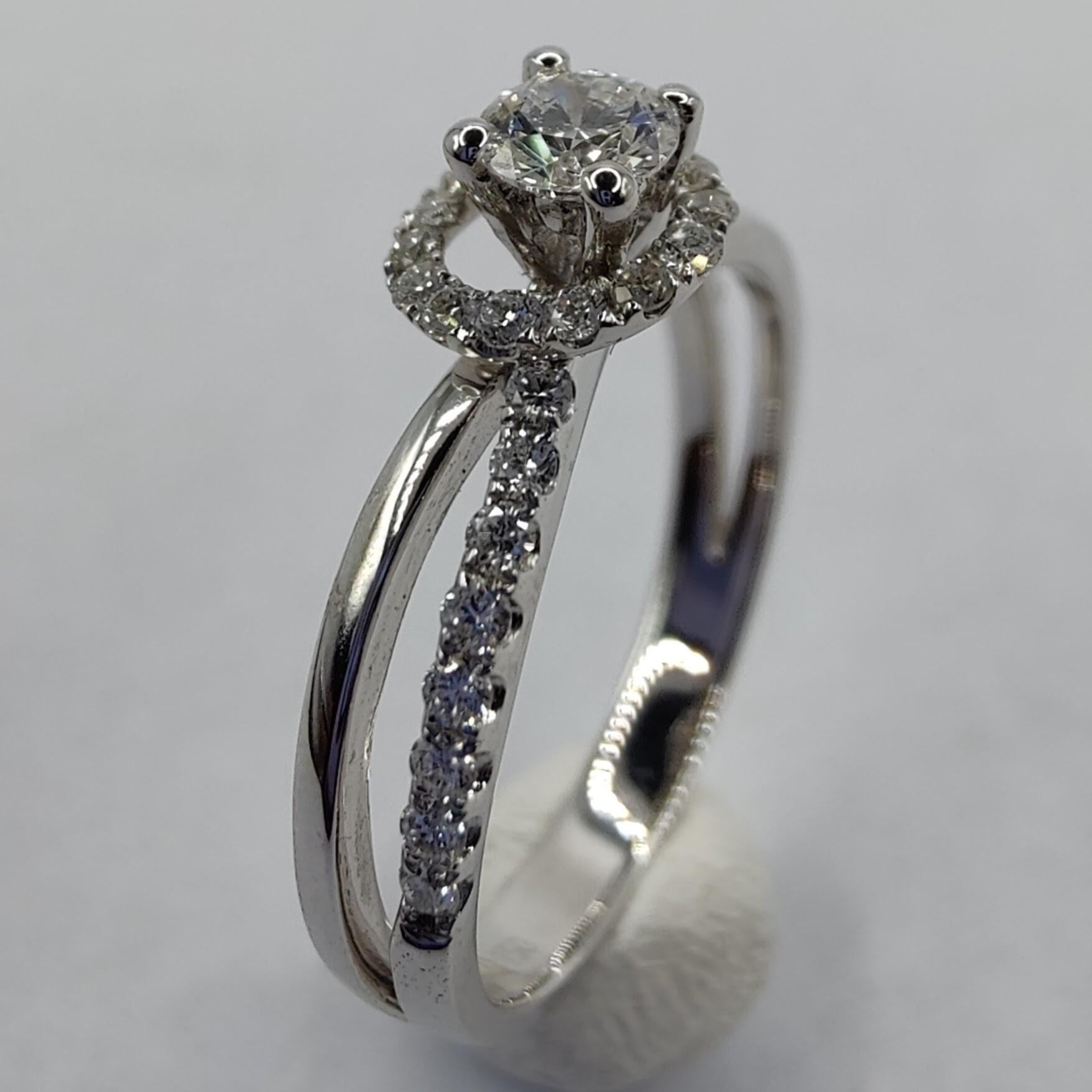 Dieser atemberaubende Hula-Hoop-Diamantring ist die perfekte Wahl für einen Verlobungsring oder ein Accessoire für einen besonderen Anlass. Der Ring ist aus hochwertigem 18-karätigem Weißgold und Diamanten gefertigt und verfügt über einen