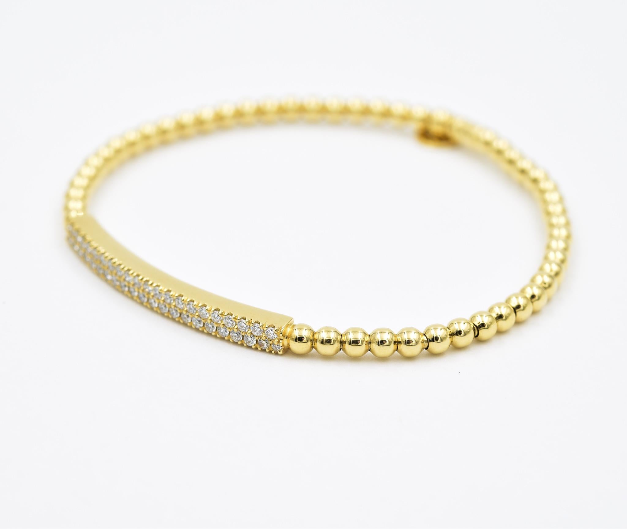 Dies ist ein luxuriöses Stretch-Armband von Hulchi Belluni aus 18K Gelbgold mit 0,44 Karat Diamanten.  Die Diamanten sind alle im Barrenstil gefasst.  Das Armband ist durch den raffinierten Dehnungsmechanismus sehr leicht zu tragen.  

0.44ctw von