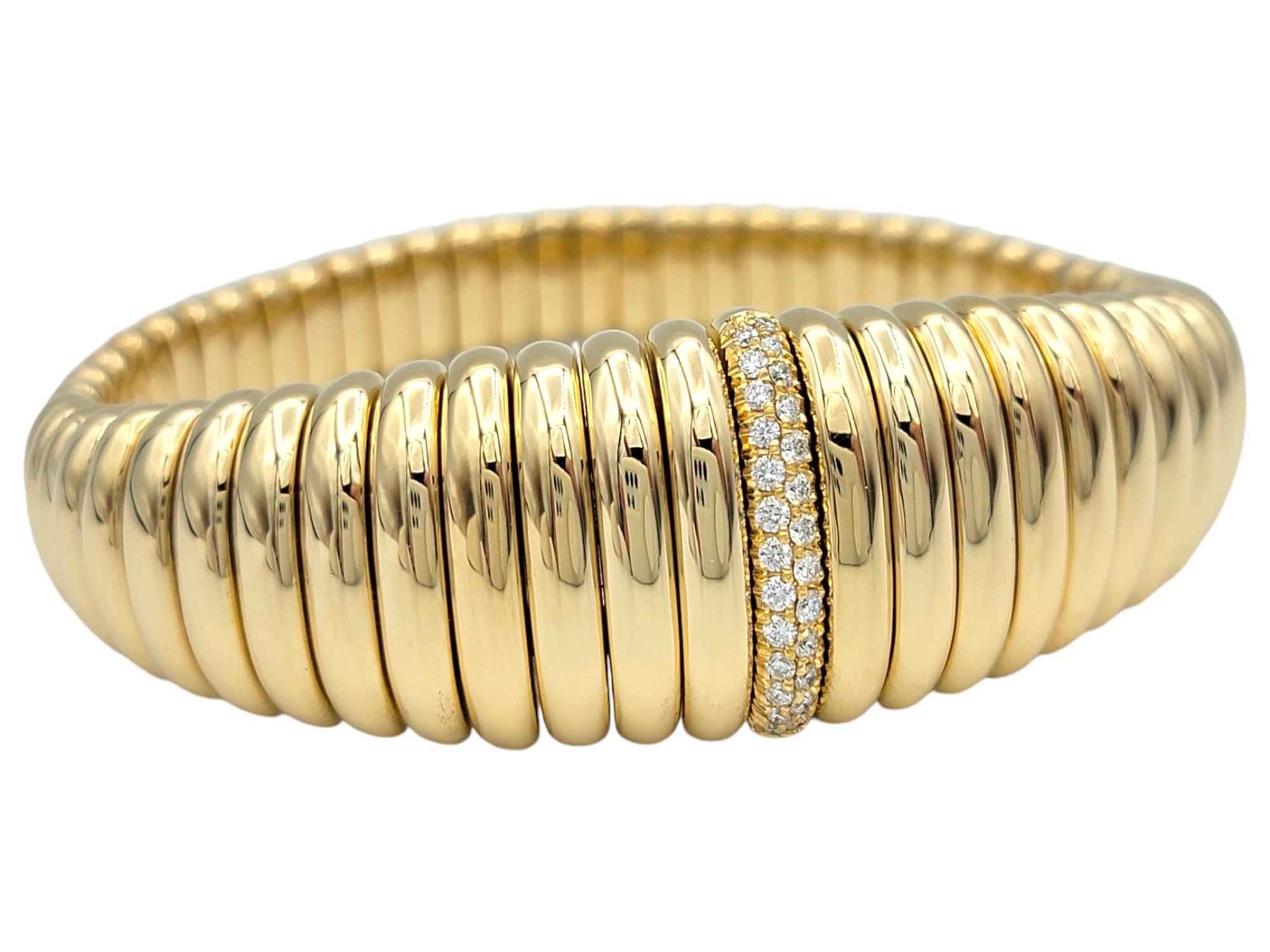Laissez-vous séduire par l'élégance raffinée du bracelet extensible Tresore de Hulchi Belluni, un superbe chef-d'œuvre d'artisanat et de design. Ce luxueux bracelet présente une largeur magnifiquement graduée qui s'enroule gracieusement autour du