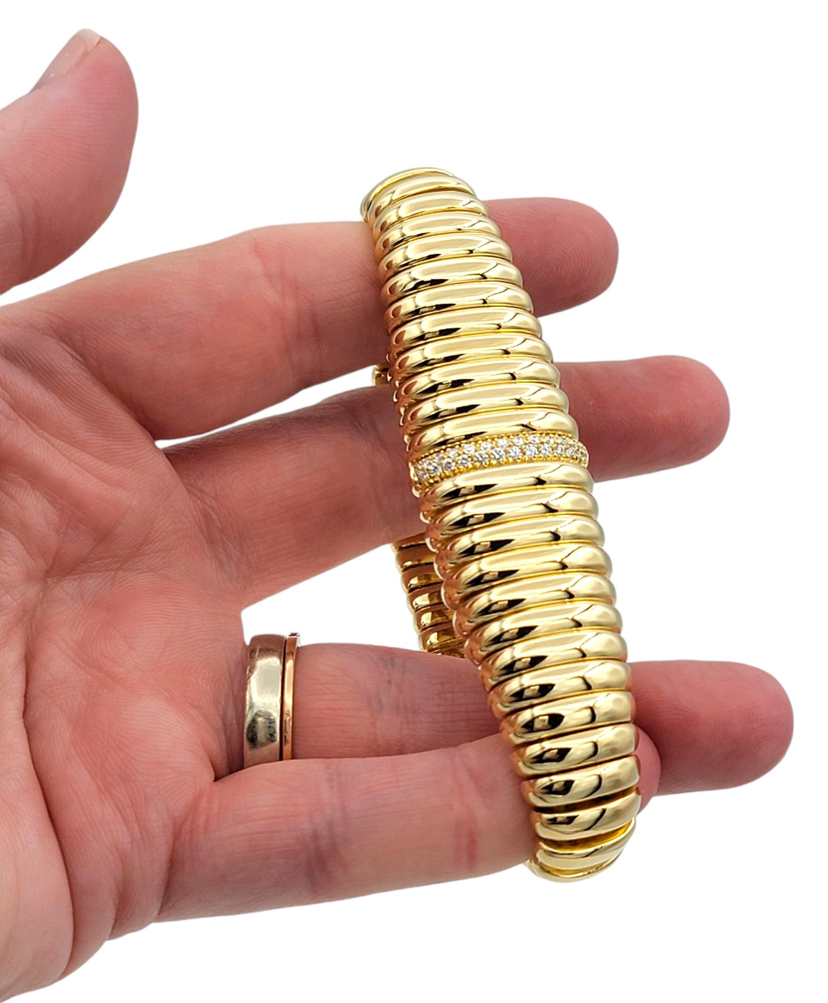 Hulchi Belluni Bracelet manchette tresore extensible graduée en or 18 carats et diamants en vente 3