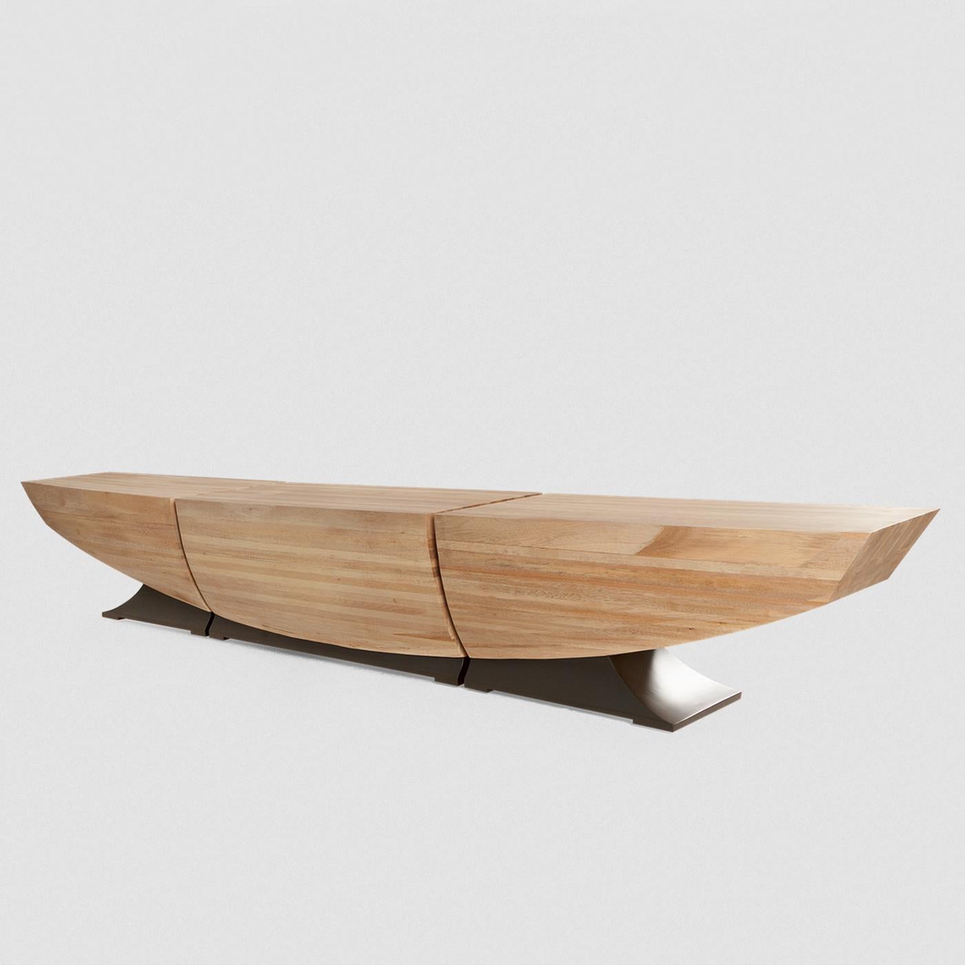 Bench hull all hand-crafted
in solid blond wood. With black
satinated base in solid wood.