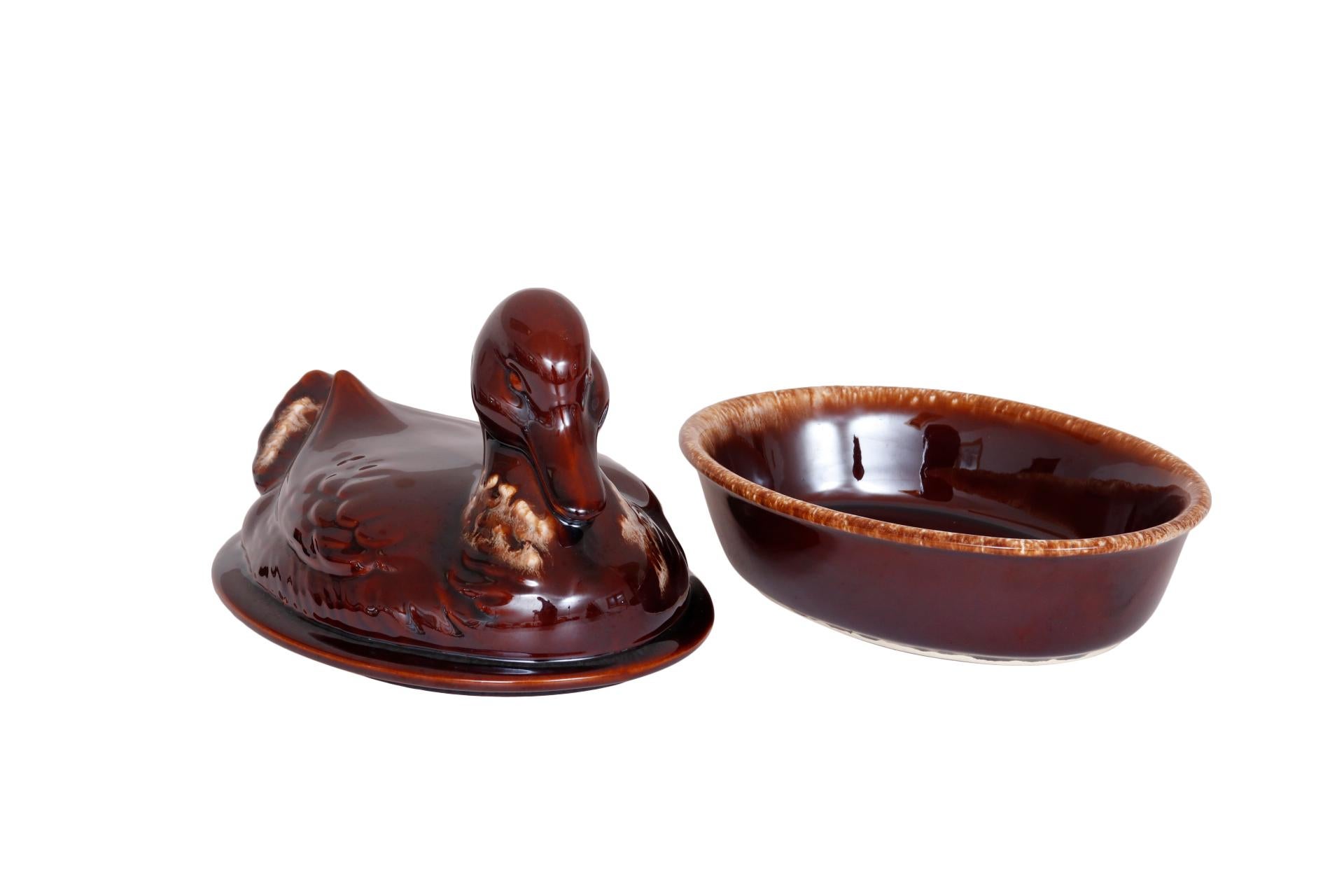 Américain Plat de service en forme de canard en poterie Hull en vente