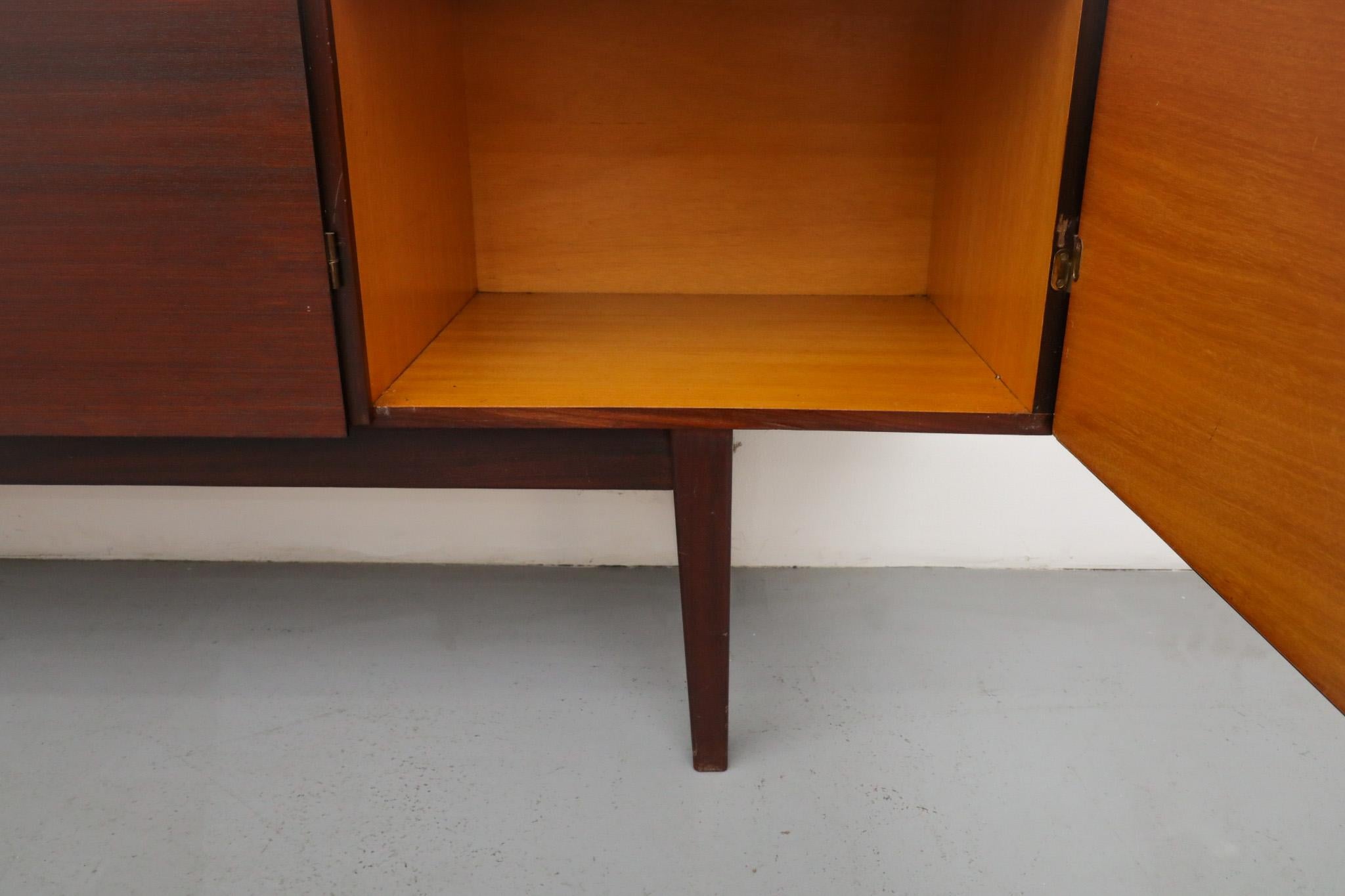 Hulmefa Credenza bar in teak del metà del secolo scorso con specchio interno, scaffali e cassetti 6