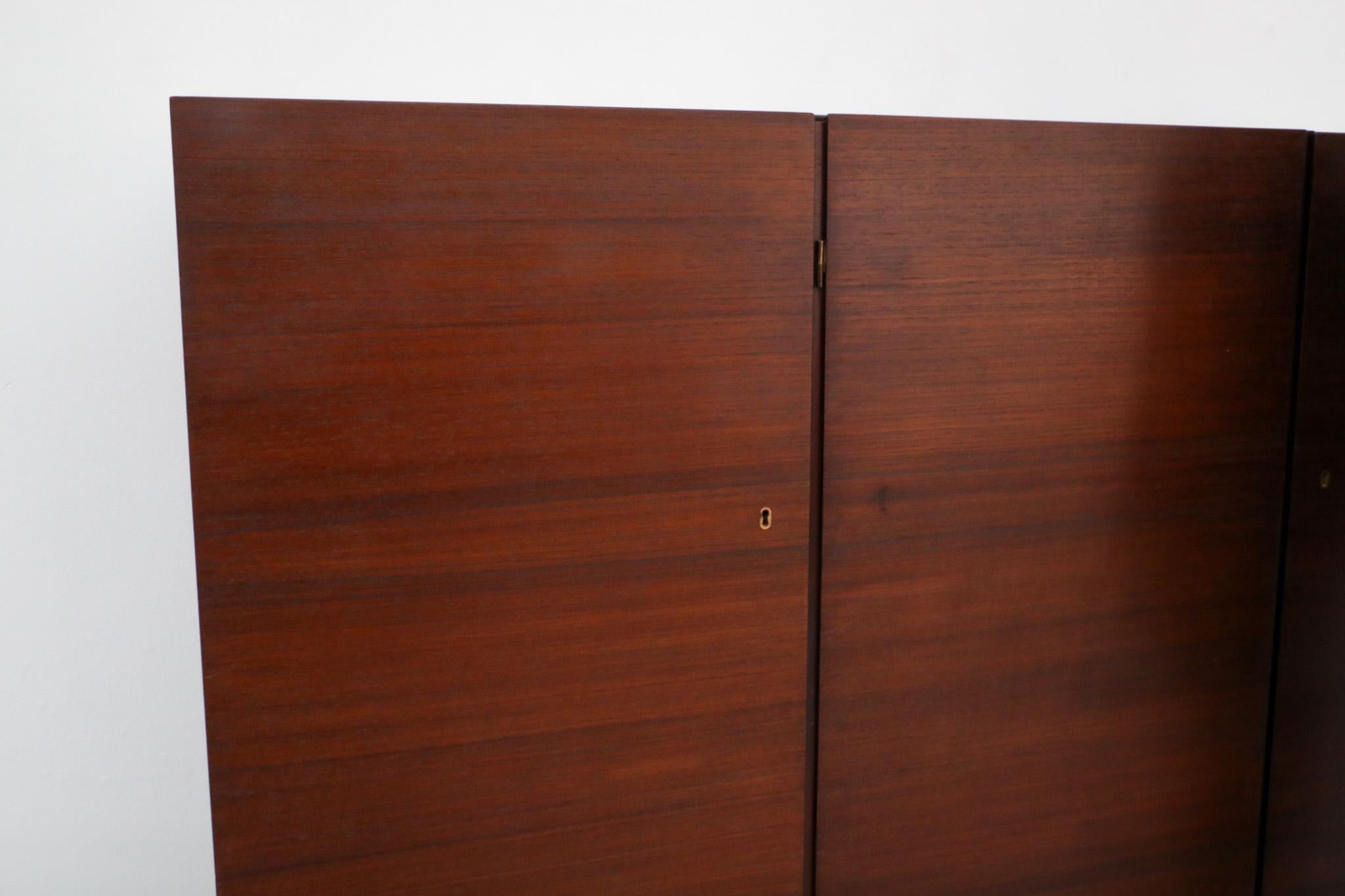 Hulmefa Credenza bar in teak del metà del secolo scorso con specchio interno, scaffali e cassetti 7