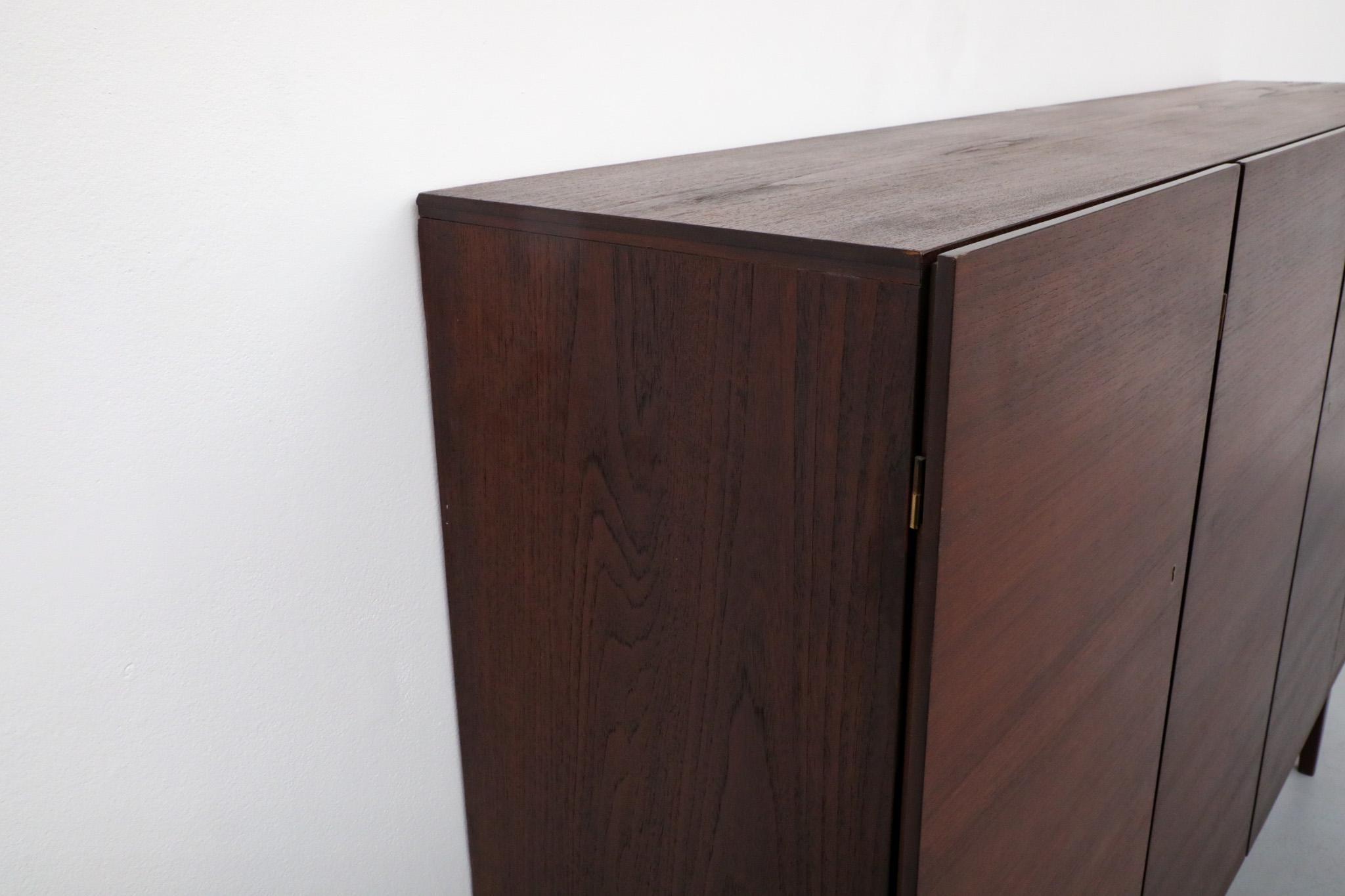 Hulmefa Credenza bar in teak del metà del secolo scorso con specchio interno, scaffali e cassetti 8
