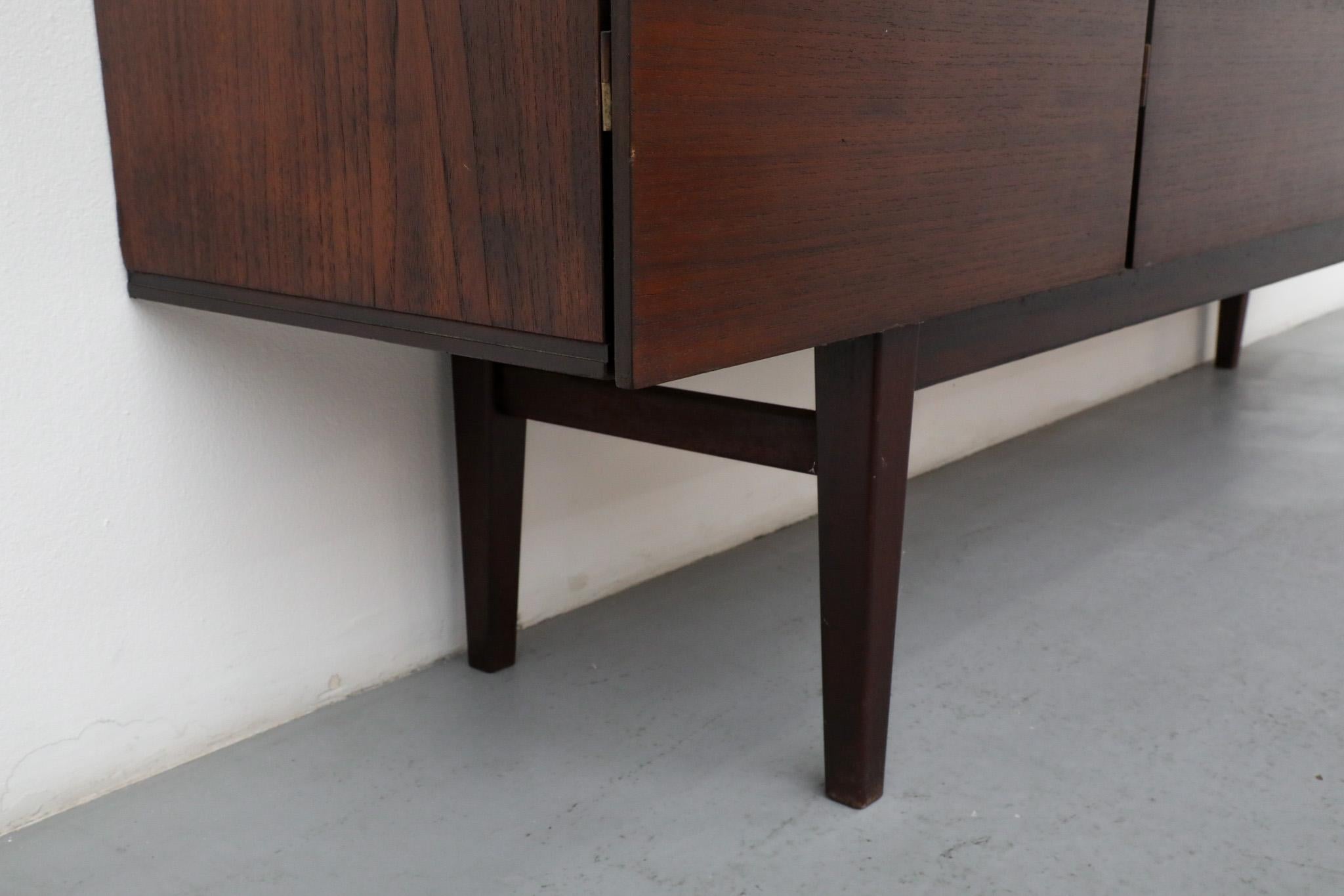 Hulmefa Credenza bar in teak del metà del secolo scorso con specchio interno, scaffali e cassetti 9