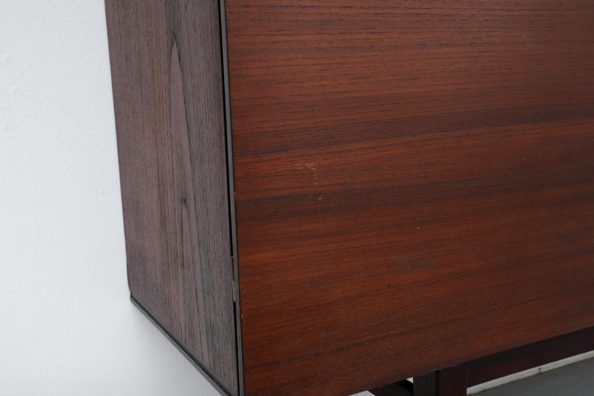 Hulmefa Credenza bar in teak del metà del secolo scorso con specchio interno, scaffali e cassetti 10
