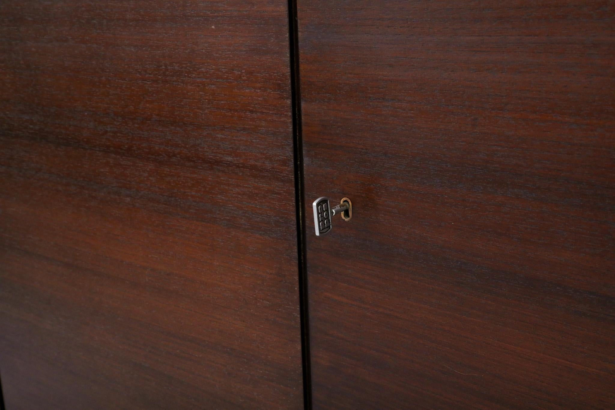 Hulmefa Credenza bar in teak del metà del secolo scorso con specchio interno, scaffali e cassetti 11