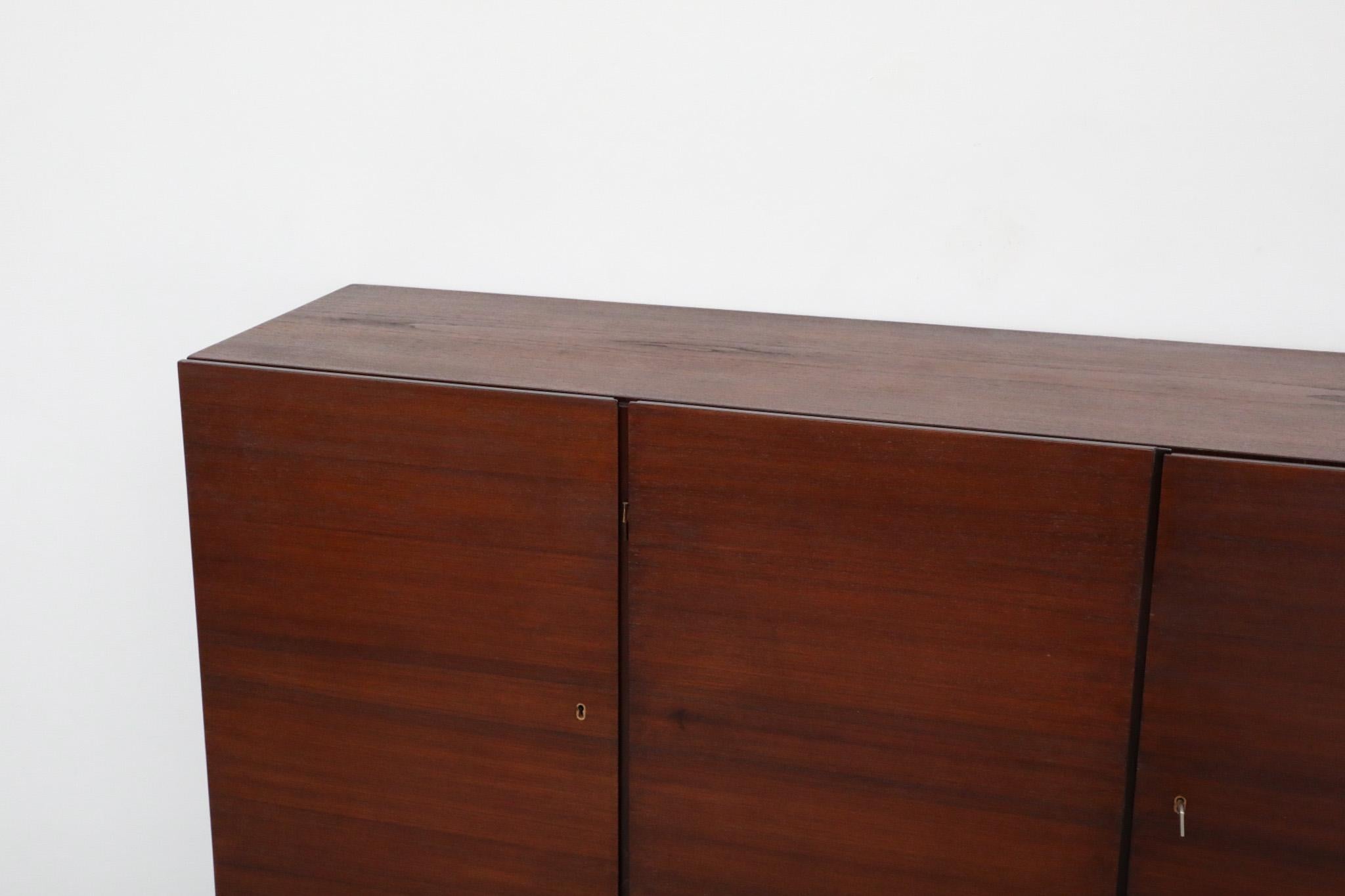Hulmefa Credenza bar in teak del metà del secolo scorso con specchio interno, scaffali e cassetti 12