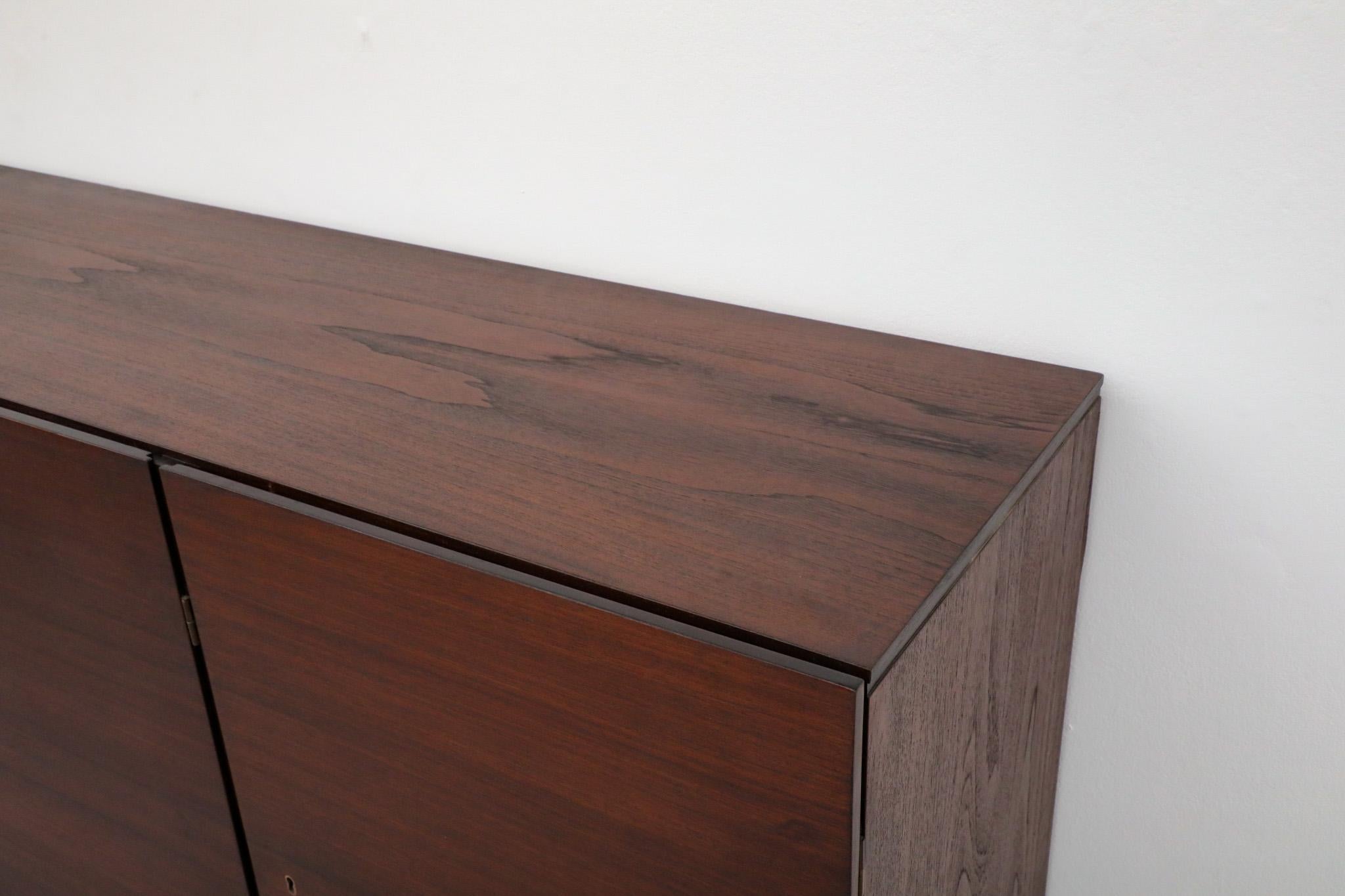 Hulmefa Credenza bar in teak del metà del secolo scorso con specchio interno, scaffali e cassetti 13