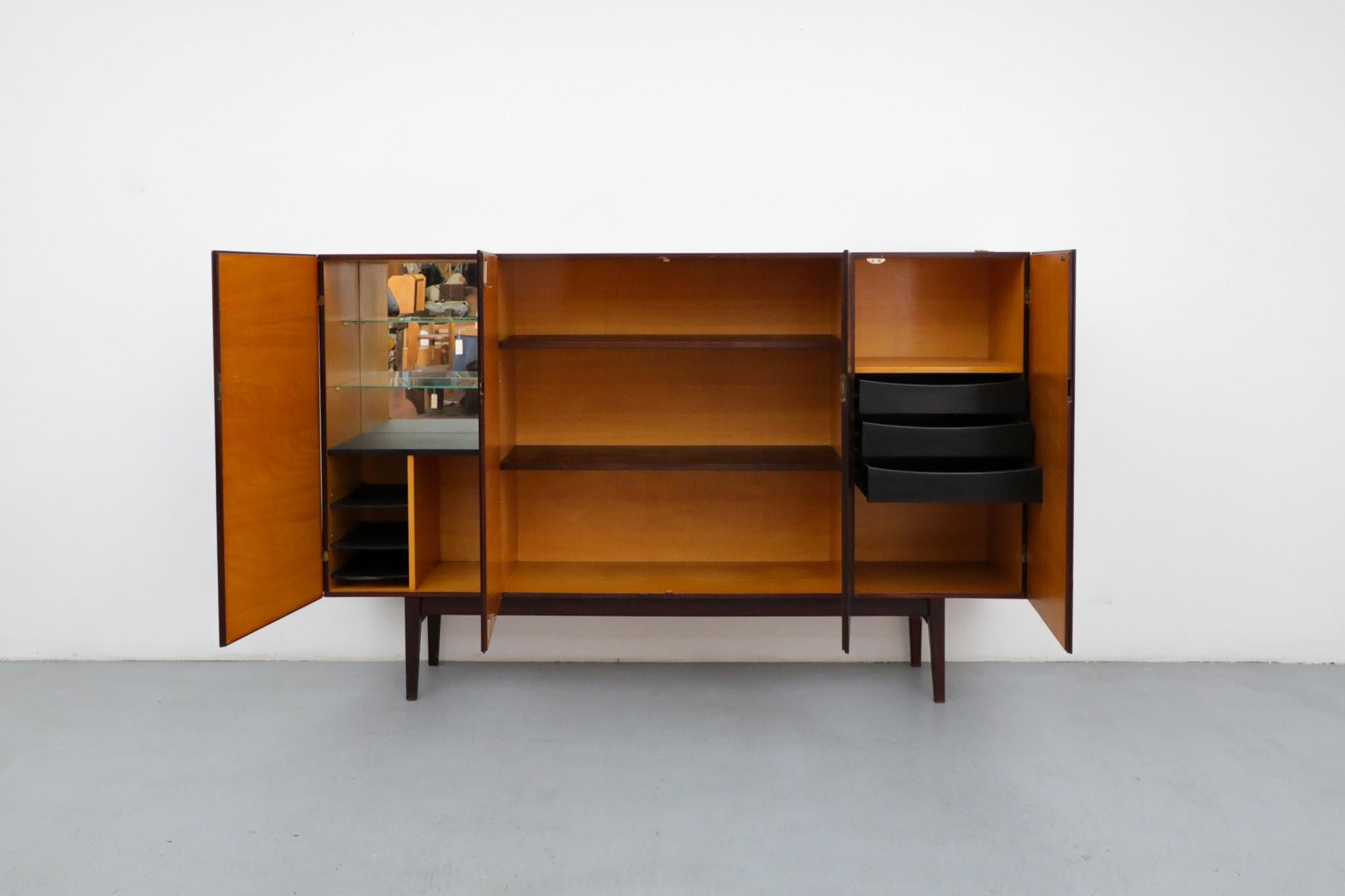 Hulmefa Credenza bar in teak del metà del secolo scorso con specchio interno, scaffali e cassetti In condizioni buone a Los Angeles, CA