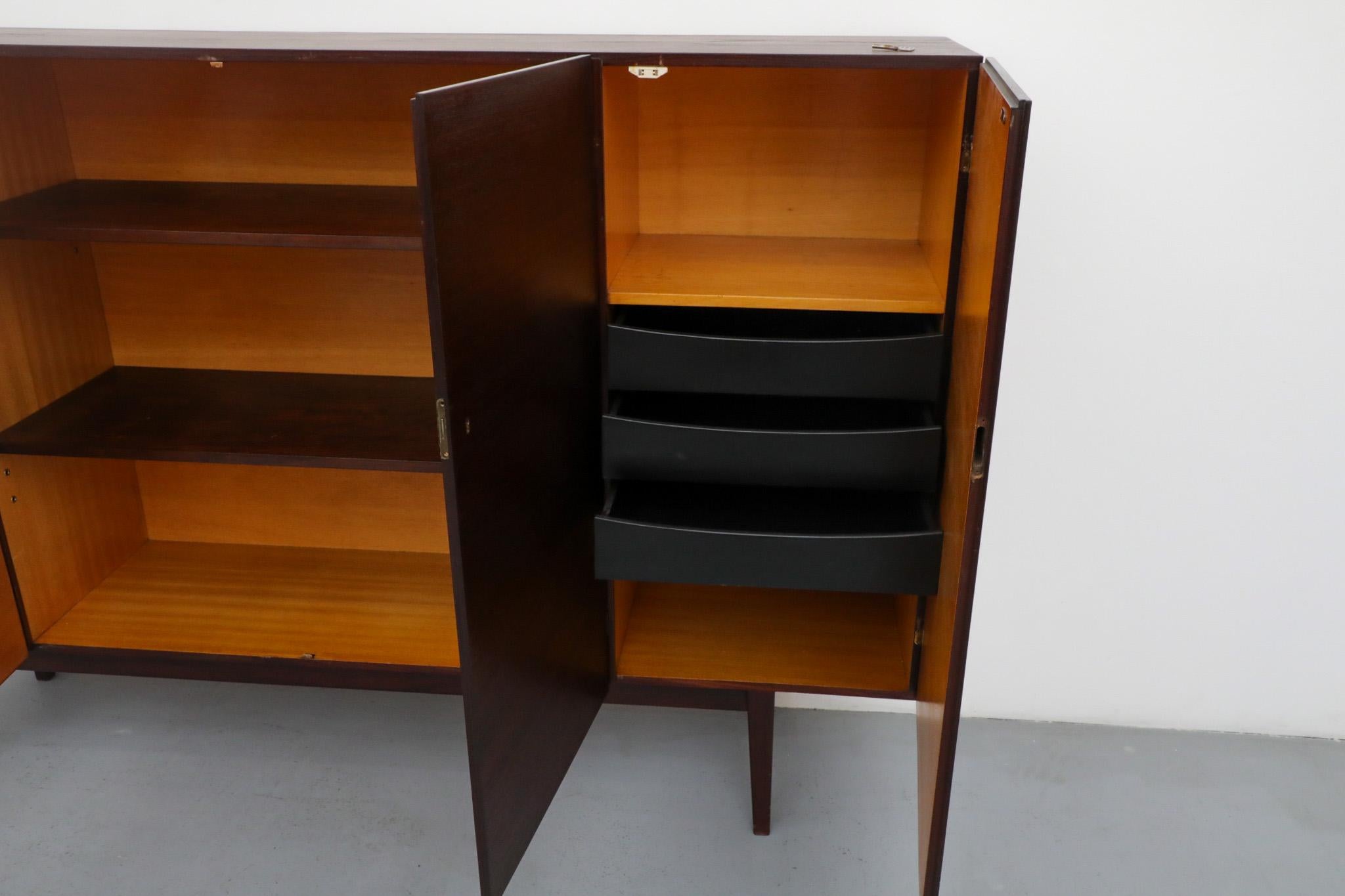 Metà XX secolo Hulmefa Credenza bar in teak del metà del secolo scorso con specchio interno, scaffali e cassetti