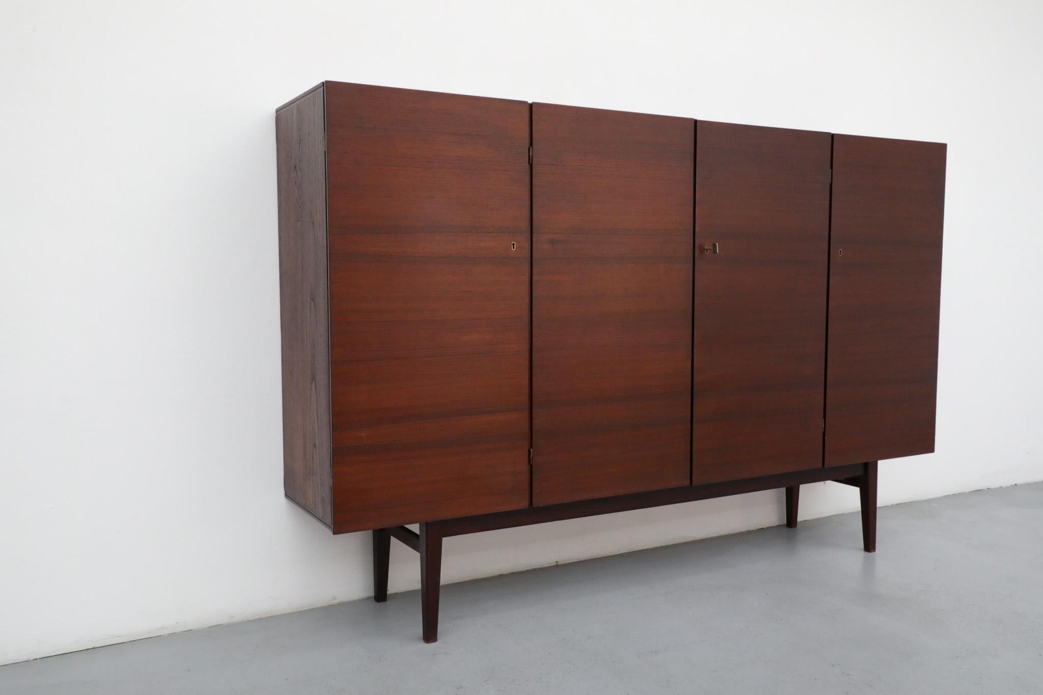 Olandese Hulmefa Credenza bar in teak del metà del secolo scorso con specchio interno, scaffali e cassetti