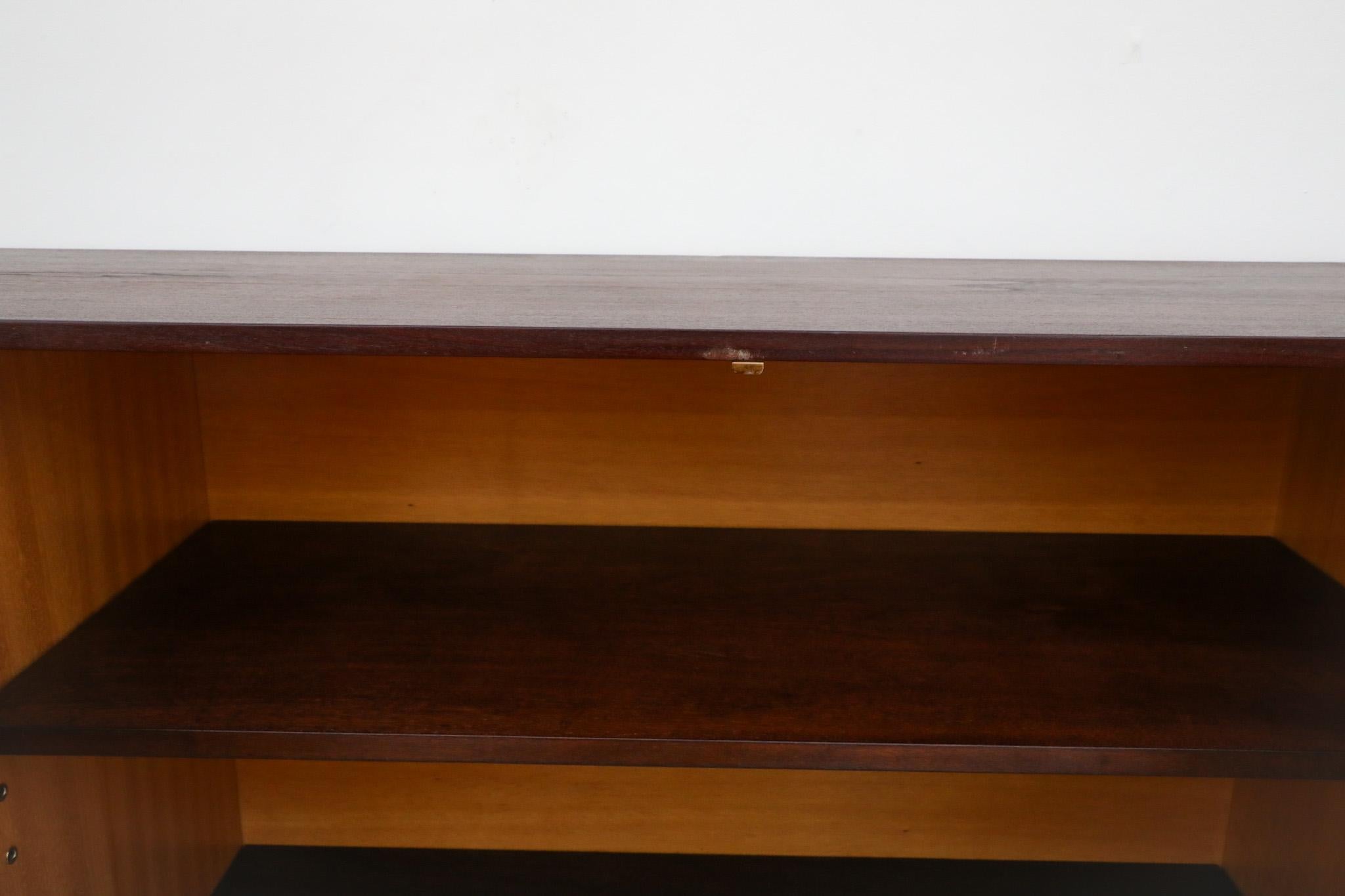 Vetro Hulmefa Credenza bar in teak del metà del secolo scorso con specchio interno, scaffali e cassetti