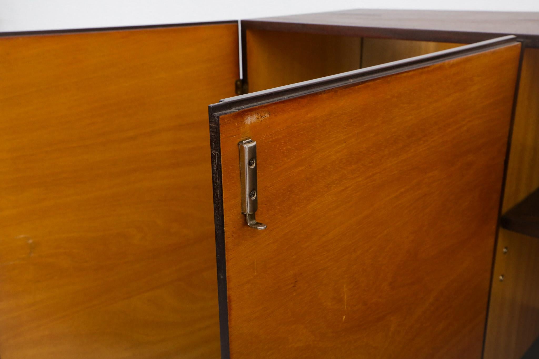Hulmefa Credenza bar in teak del metà del secolo scorso con specchio interno, scaffali e cassetti 1
