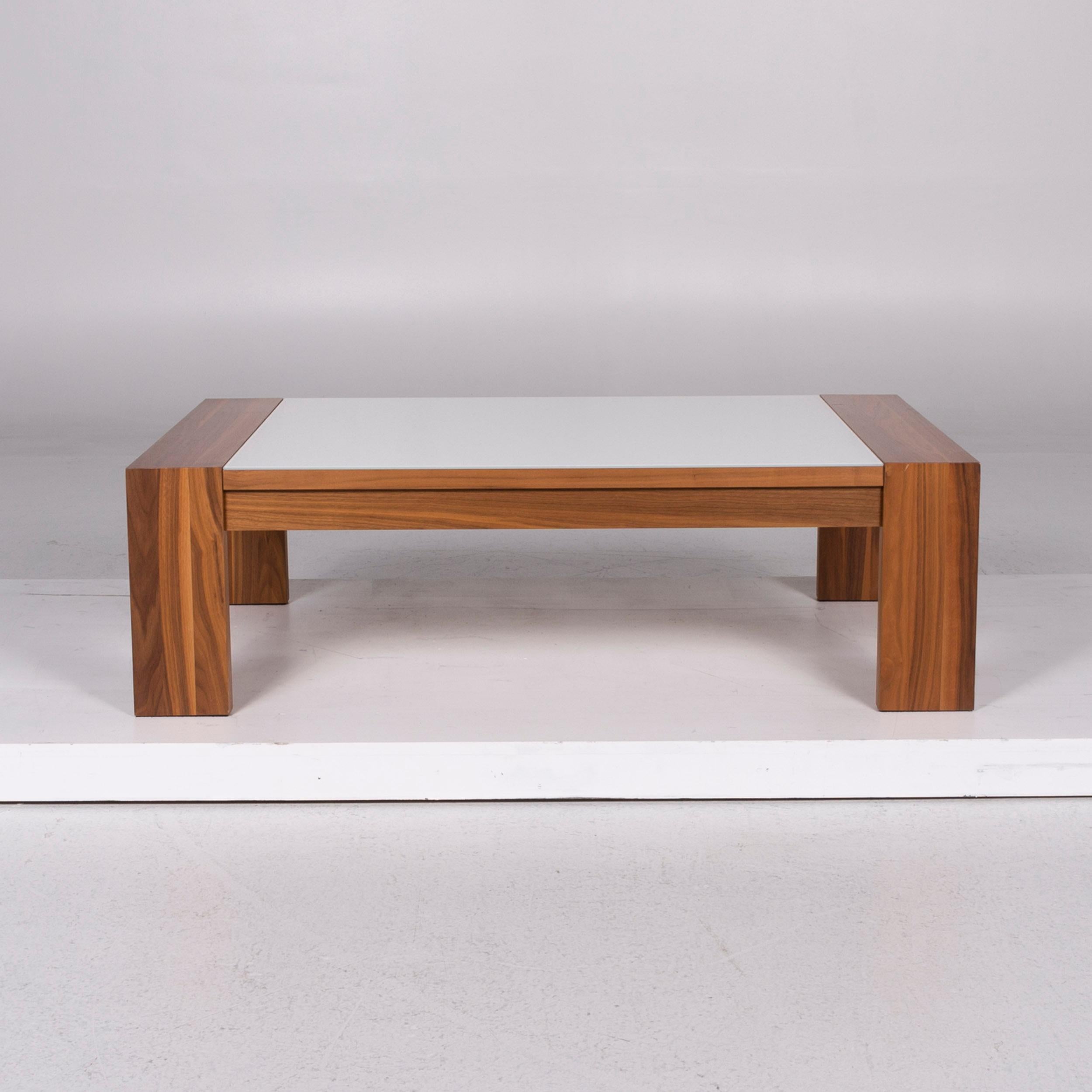 We bring to you a Hülsta wood glaz coffee table brown table.
 
 Product measurements in centimeters:
 
 Depth 69
 Width 118
 Height 36.





    