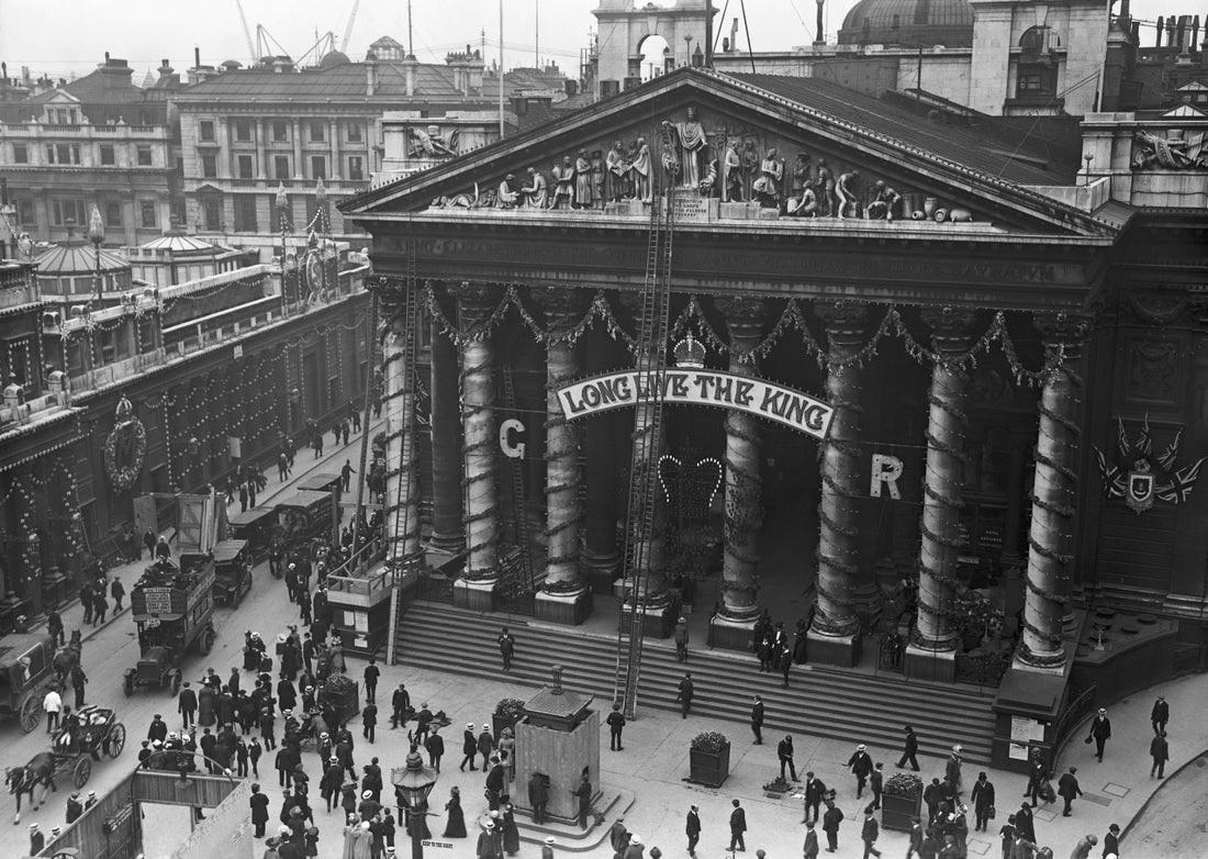 "Long Live The King" by Hulton Archive

21st June 1911: Workmen putting up decorations at the Royal Exchange to celebrate the Coronation of King George V.

Unframed
Paper Size: 30" x 40'' (inches)
Printed 2022 
Silver Gelatin Fibre Print