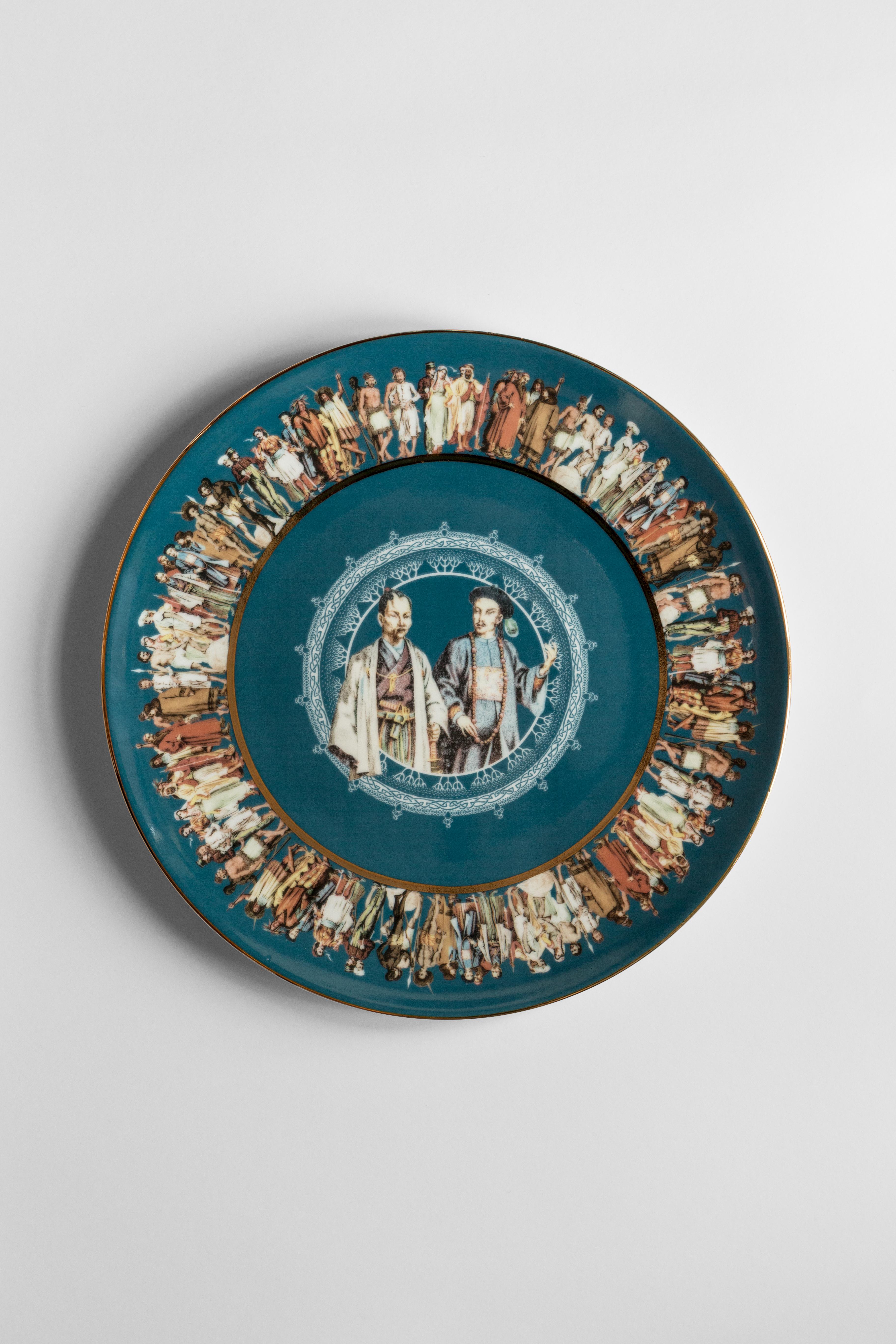 La serie di piatti The Human Being racconta la varietà delle popolazioni umane, rendendo omaggio a costumi e tradizioni. Lontani nel tempo e nello spazio, i diversi popoli ritratti interagiscono attraverso sguardi e gesti.
La composizione è