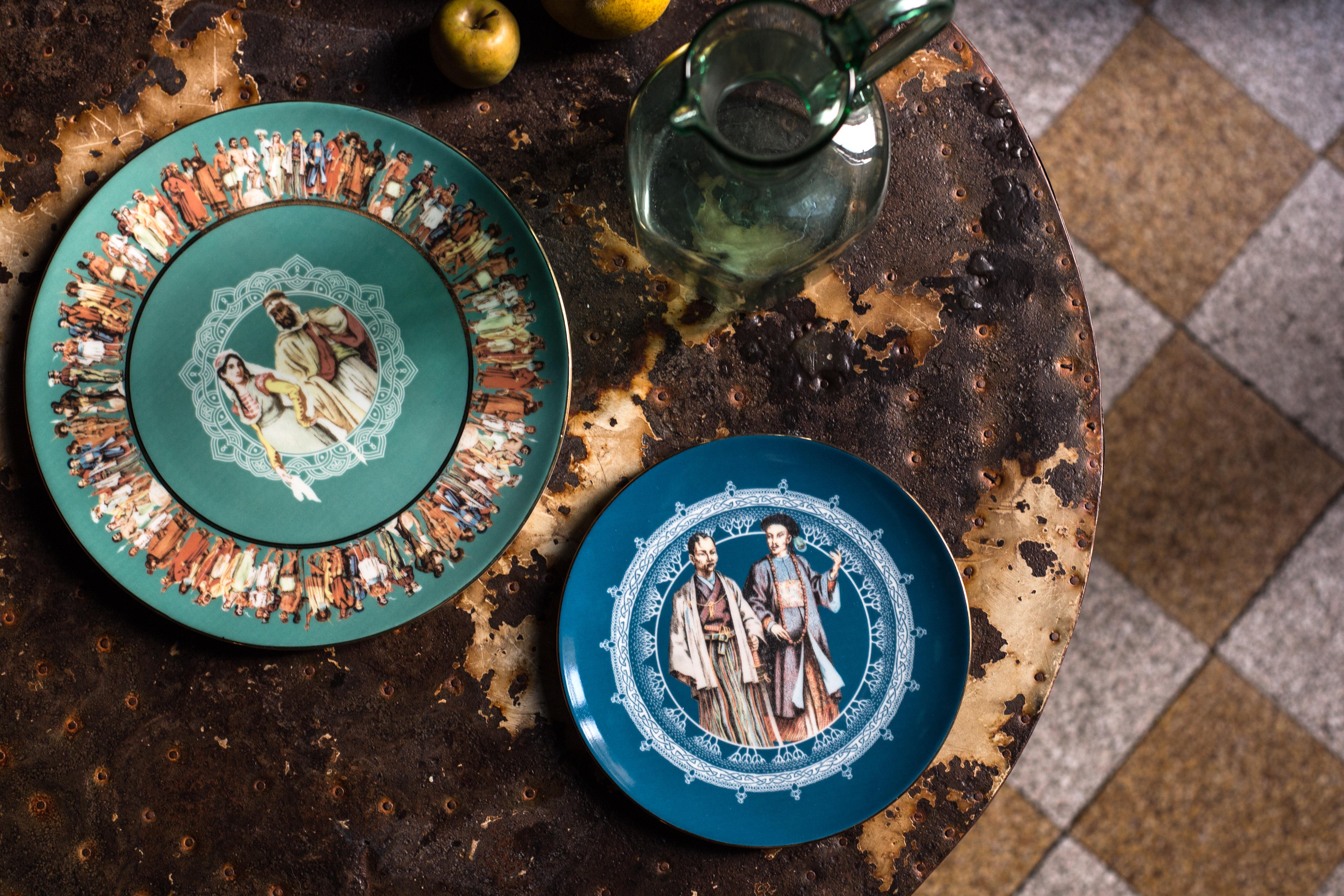 Être humain:: six assiettes plates contemporaines en porcelaine avec motif décoratif en vente 2