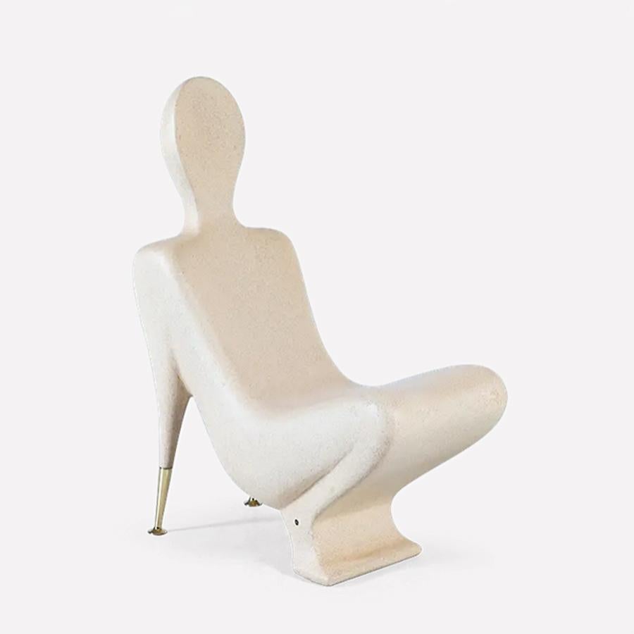 Chaise Human Lime en calcaire massif, 
avec 2 pieds en laiton poli.
 
