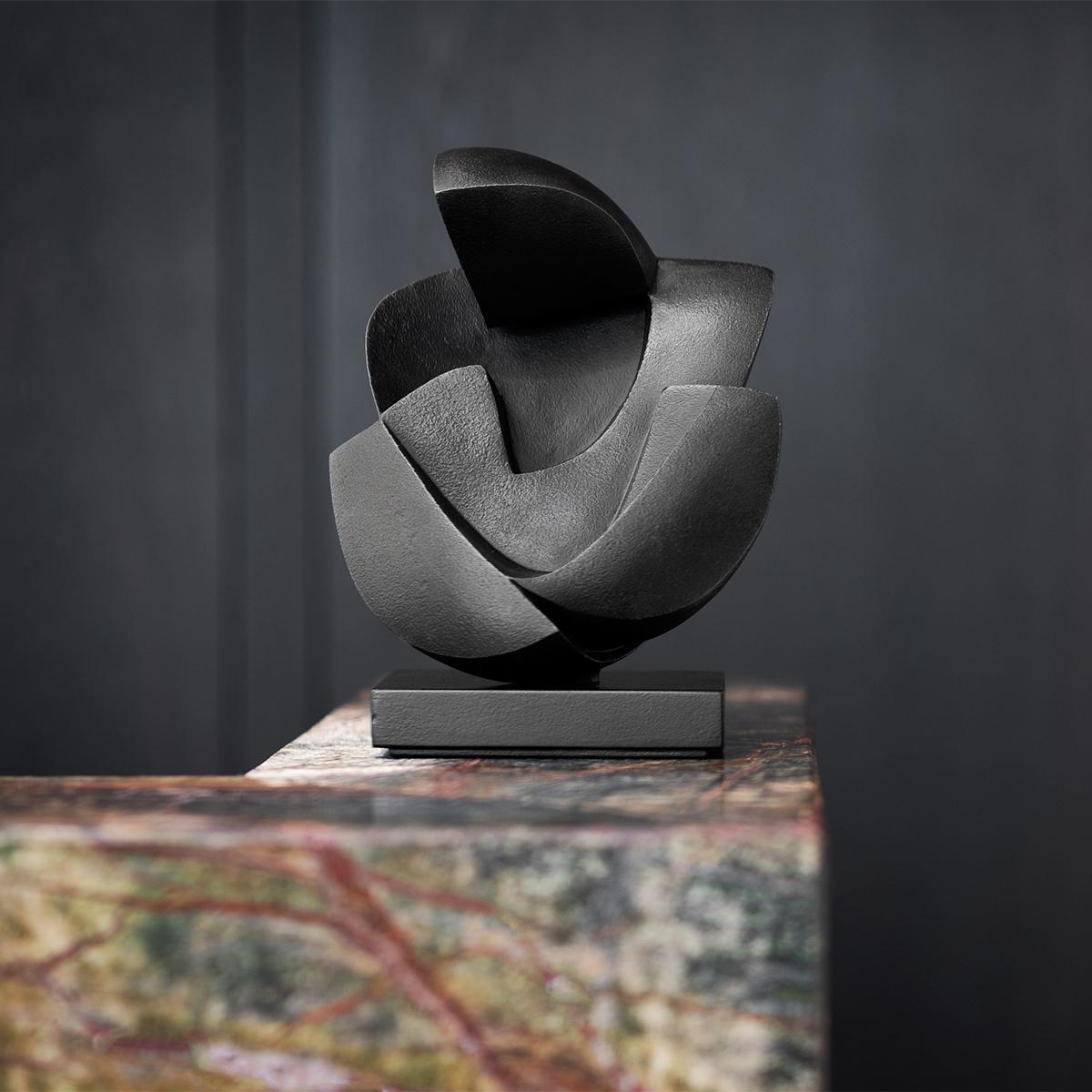 XXIe siècle et contemporain Amour humain - Sculpture en bronze noir en vente
