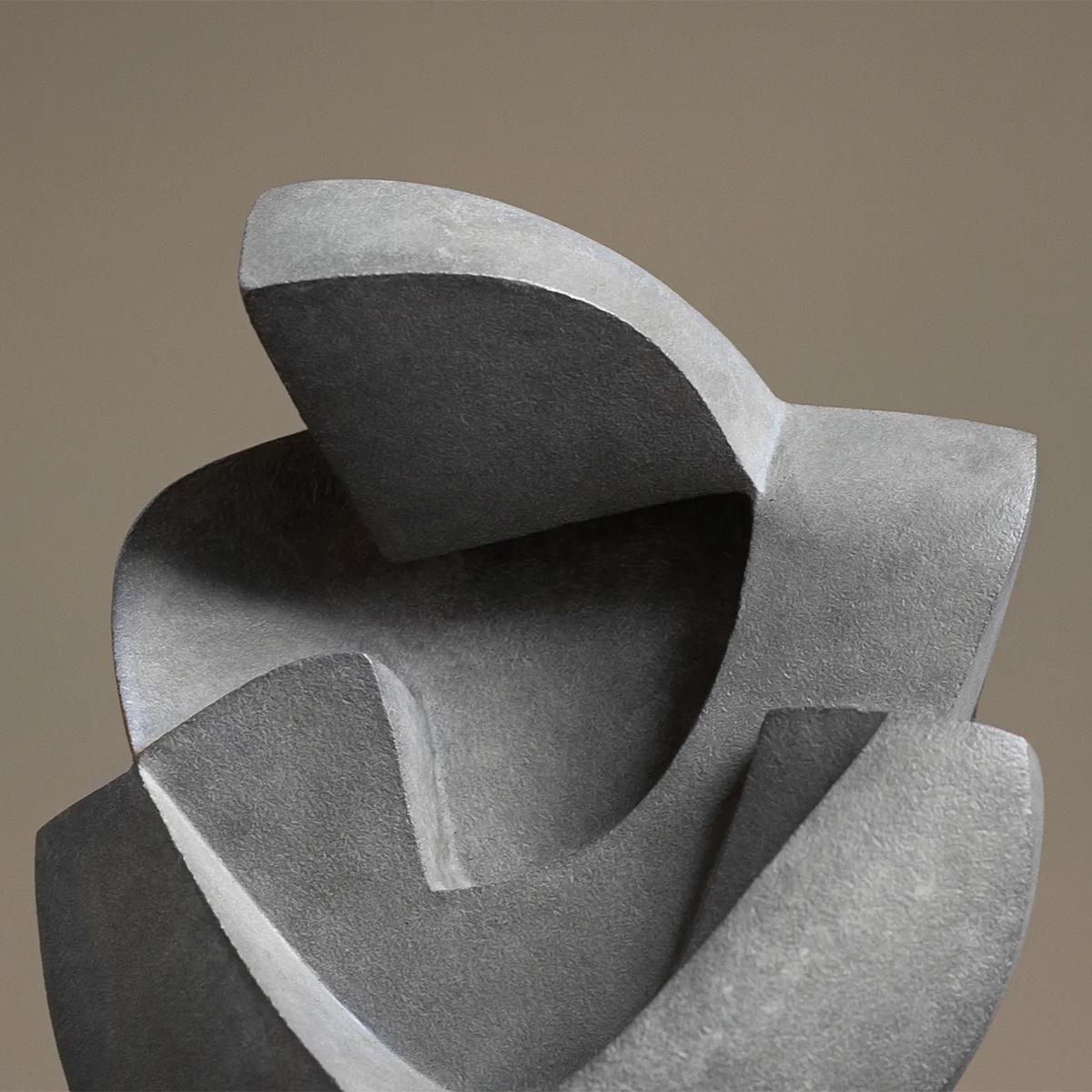 Patiné Sculpture grise Human Love en vente