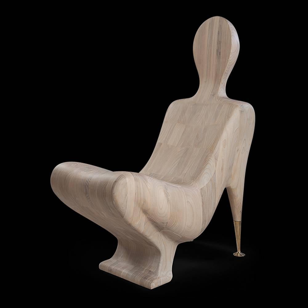 Chair Human in solid natural
wood in bianco finish, with 2 
polished brass feet.

