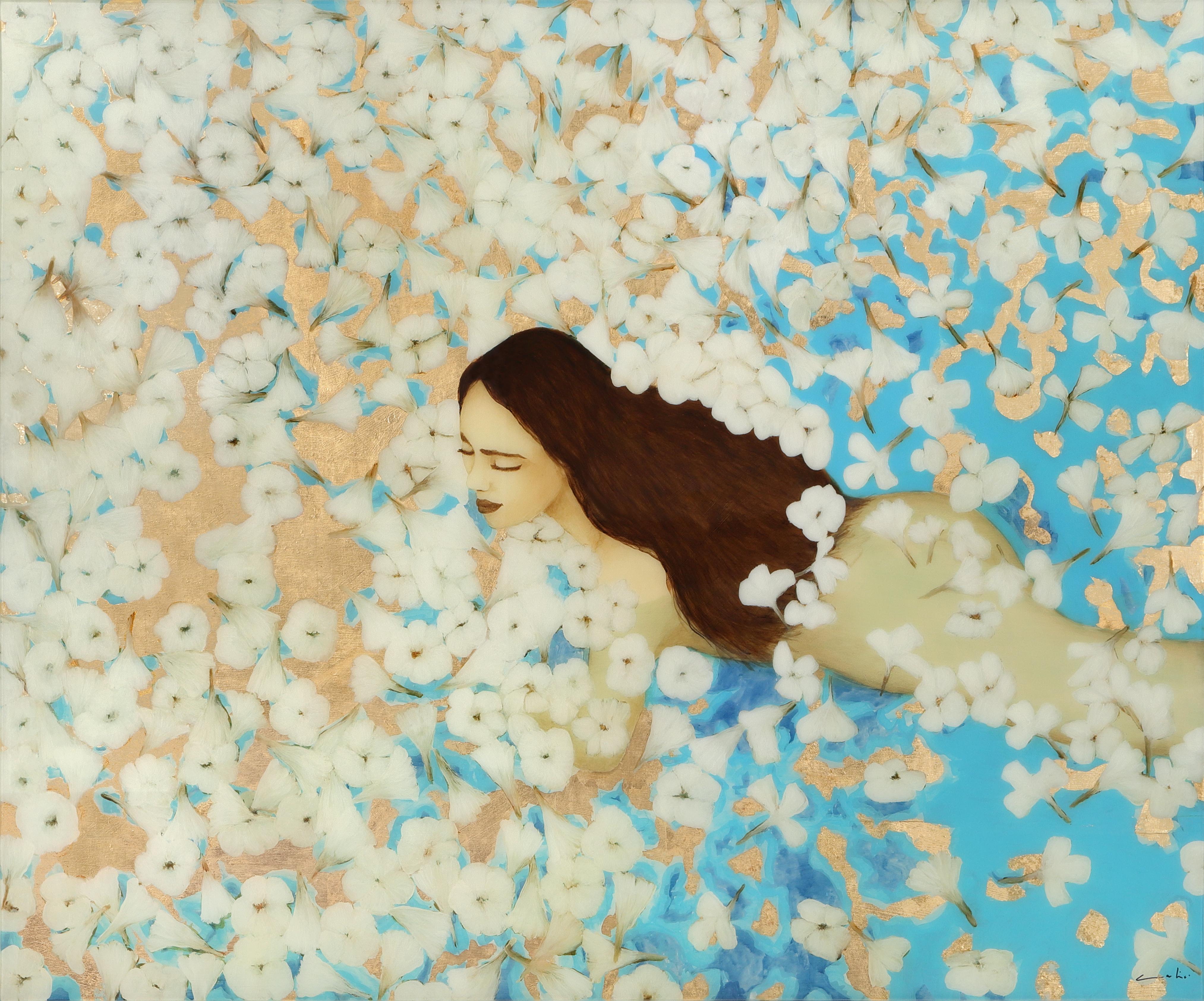 Nadando alrededor de las flores blancas