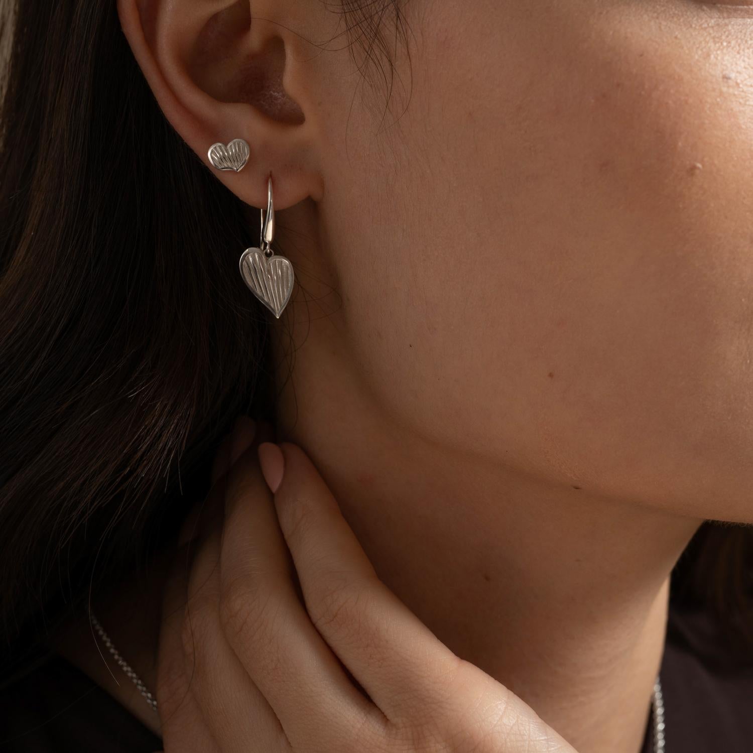 Realizzati a mano in argento sterling, i nostri orecchini Humbug Heart sono un'aggiunta di stile a qualsiasi outfit. Le gocce presentano lo stesso design a coste del resto della nostra collezione Humbug, oltre a un effetto cuscino che ammorbidisce