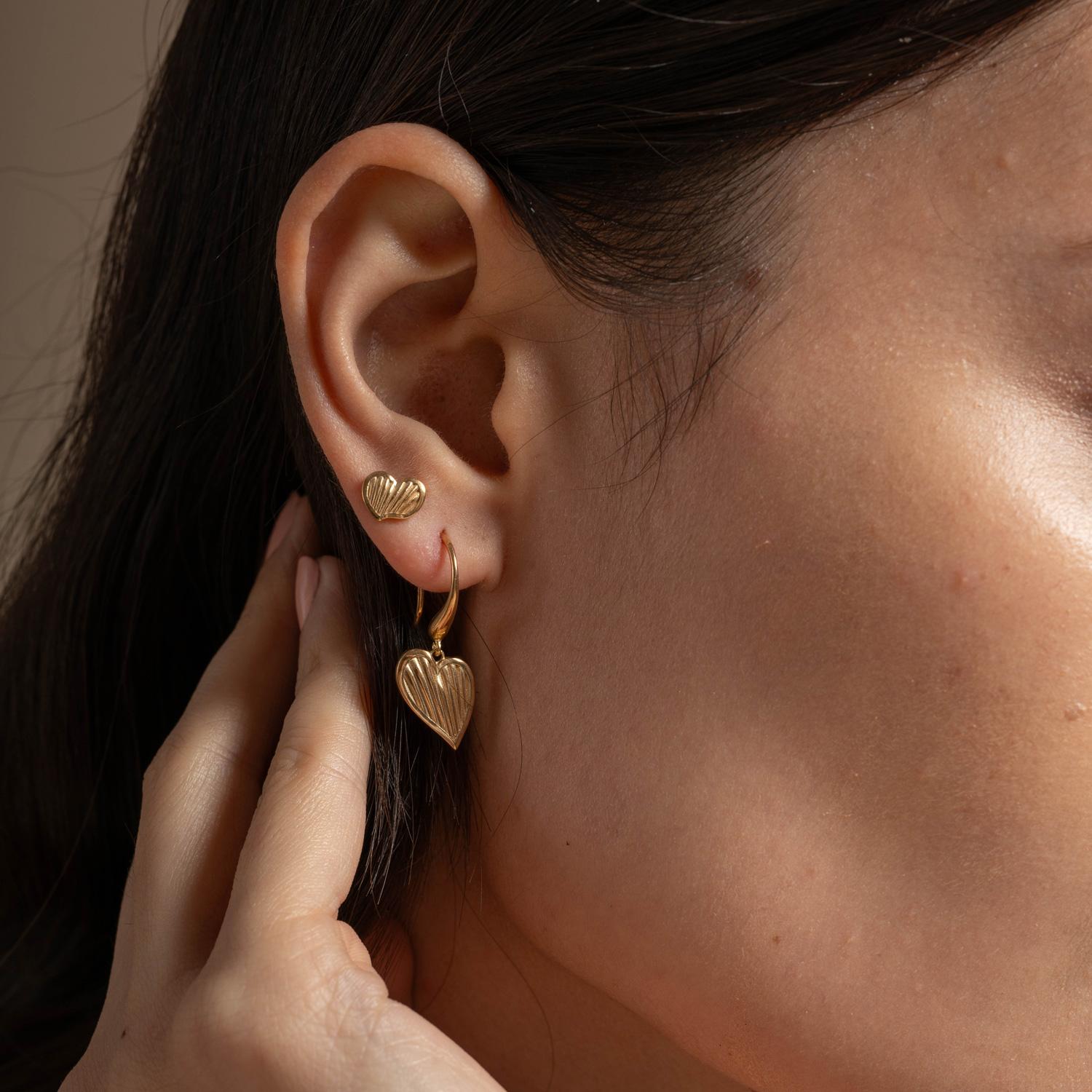 Donna Orecchini a goccia a forma di cuore di Humbug in argento sterling in vendita