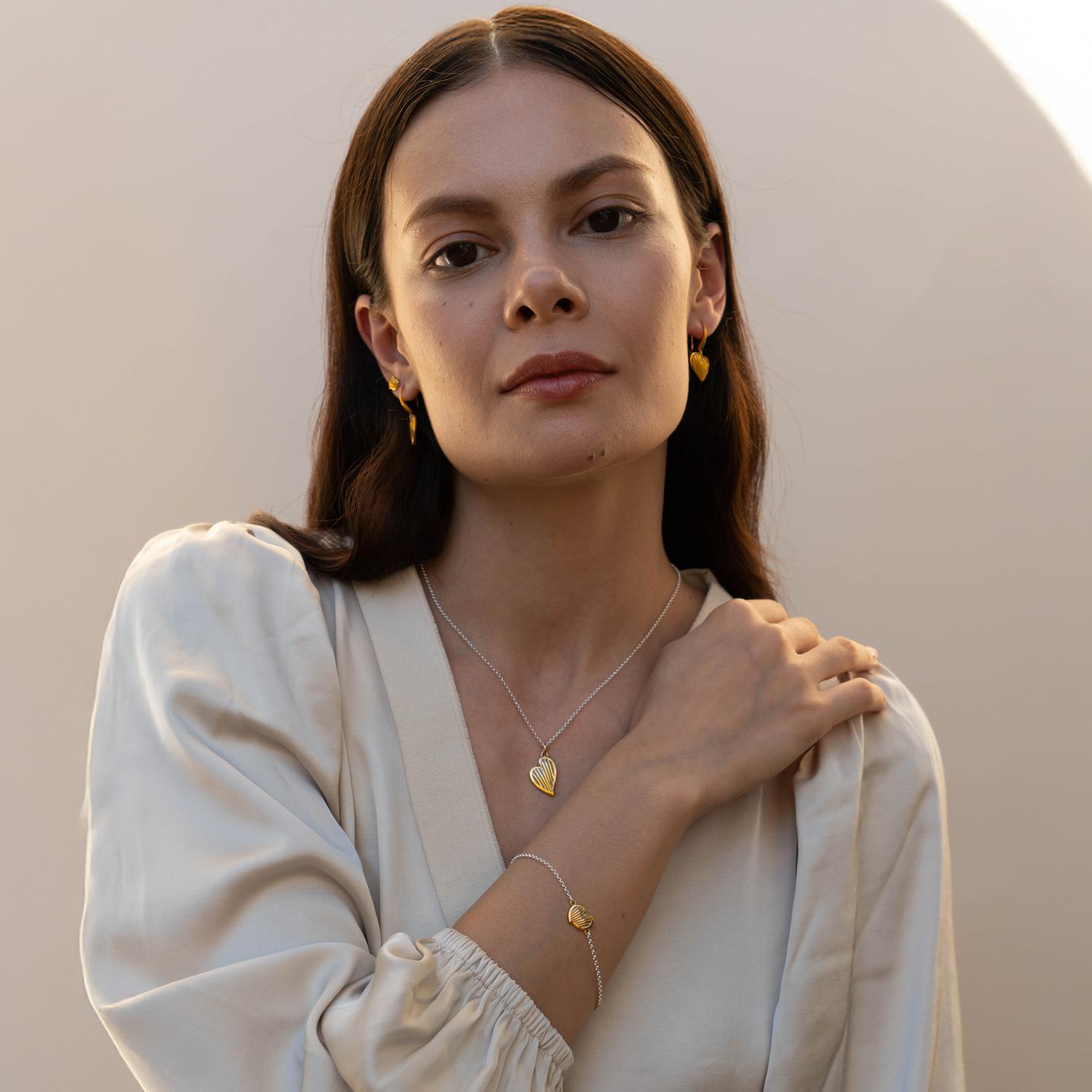 Moderno Ciondolo a cuore Humbug in argento sterling e oro vermeil in vendita