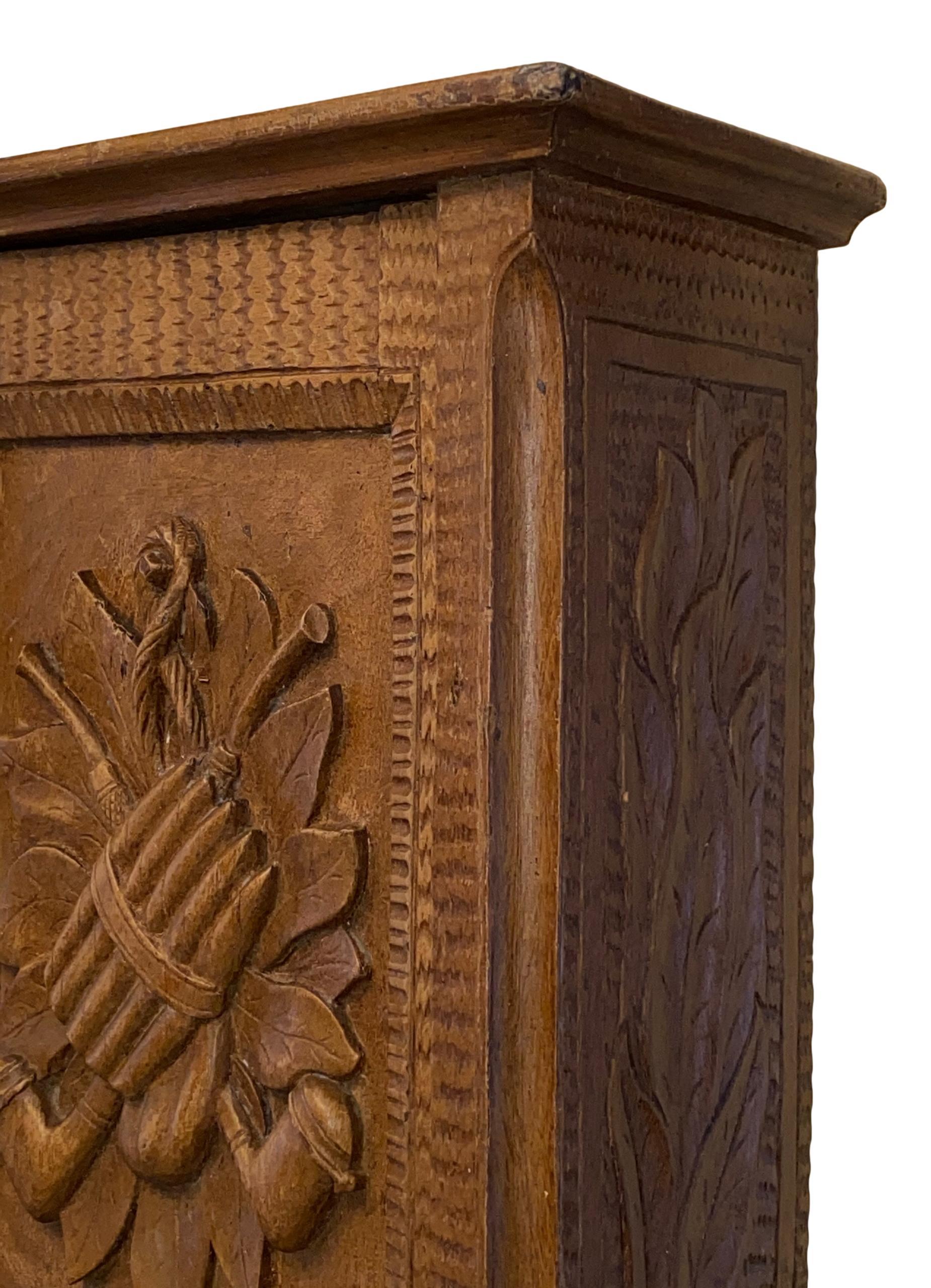 Allemand Humidor à cigares, armoire murale pour pipes, Black Forest Wood Wood Antique sculpté en vente