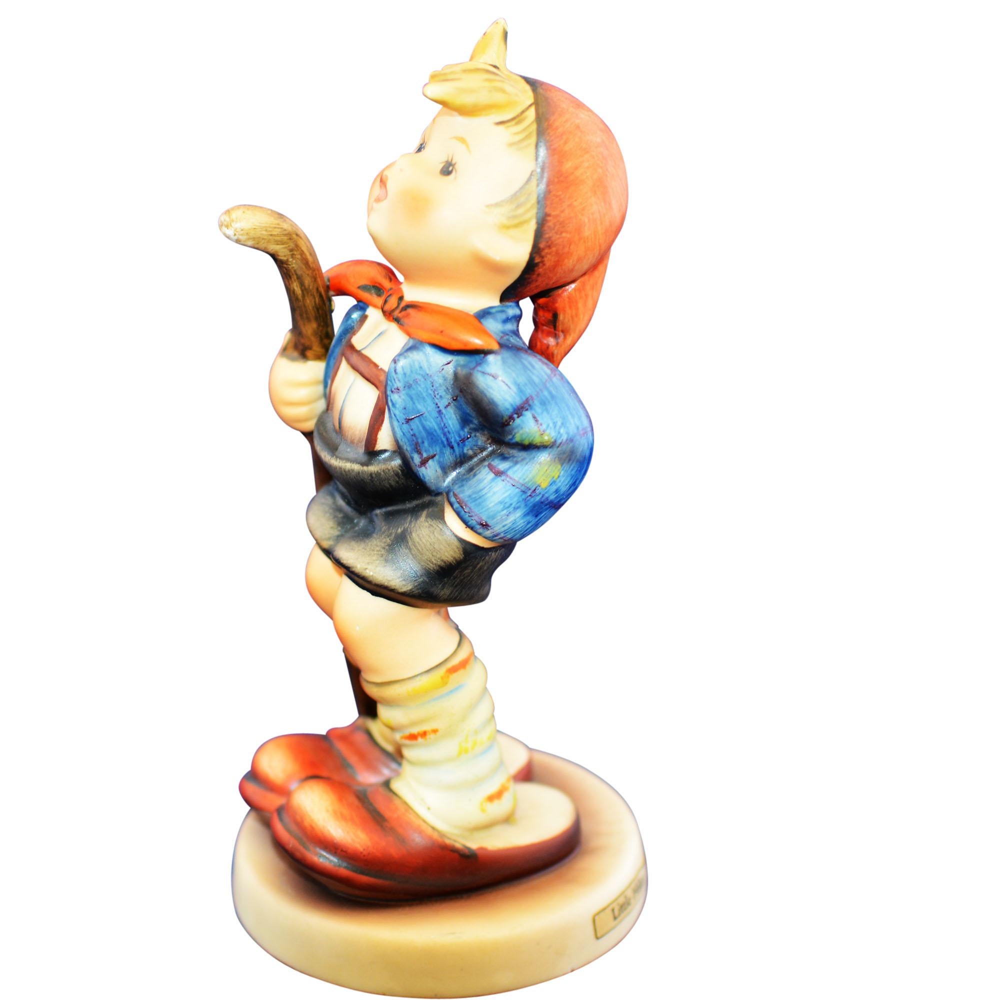 Hummel Little Hiker Figurine In Good Condition In Pataskala, OH