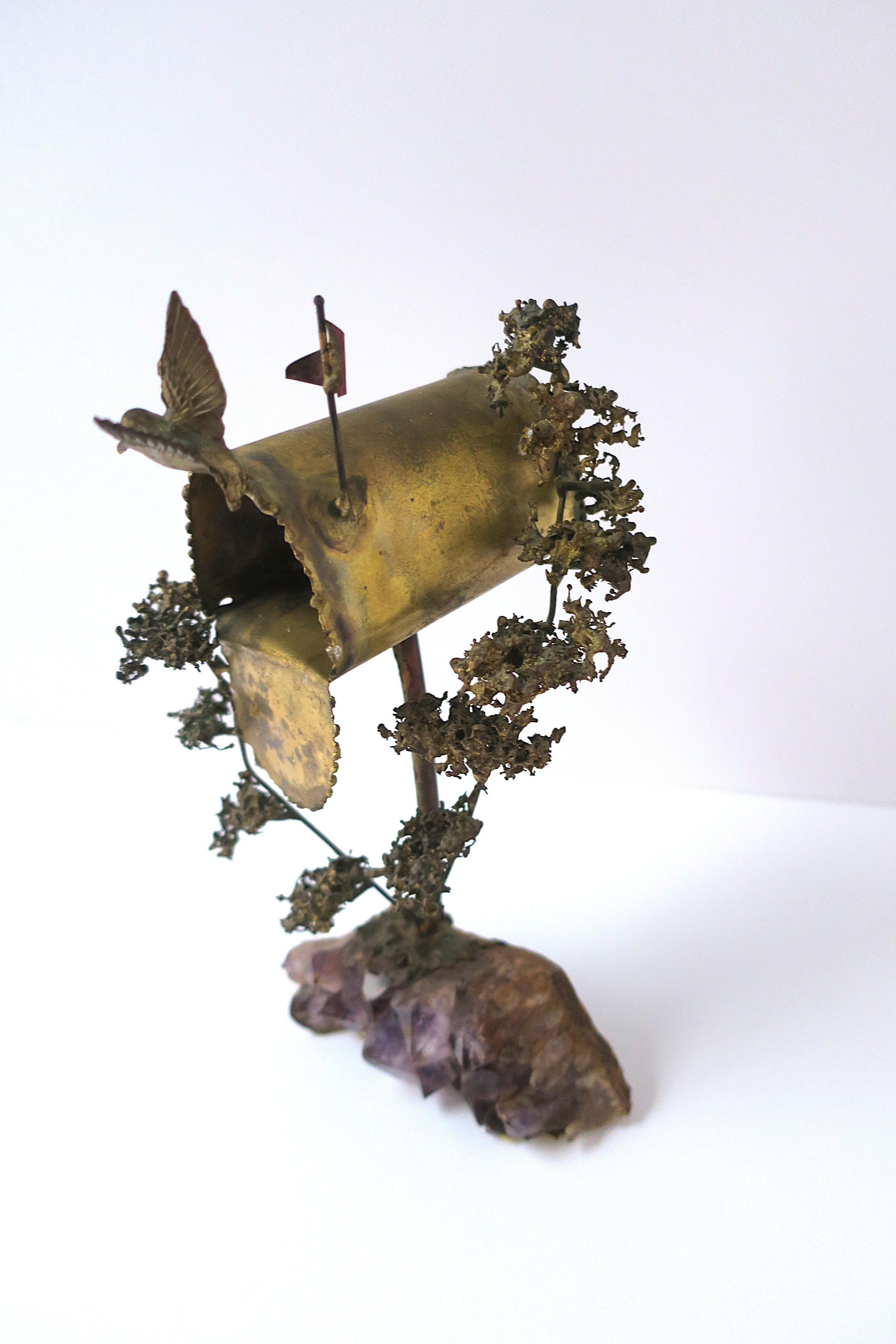 Colibrì in ottone con ametista Scultura di Silas Seandel in vendita 4