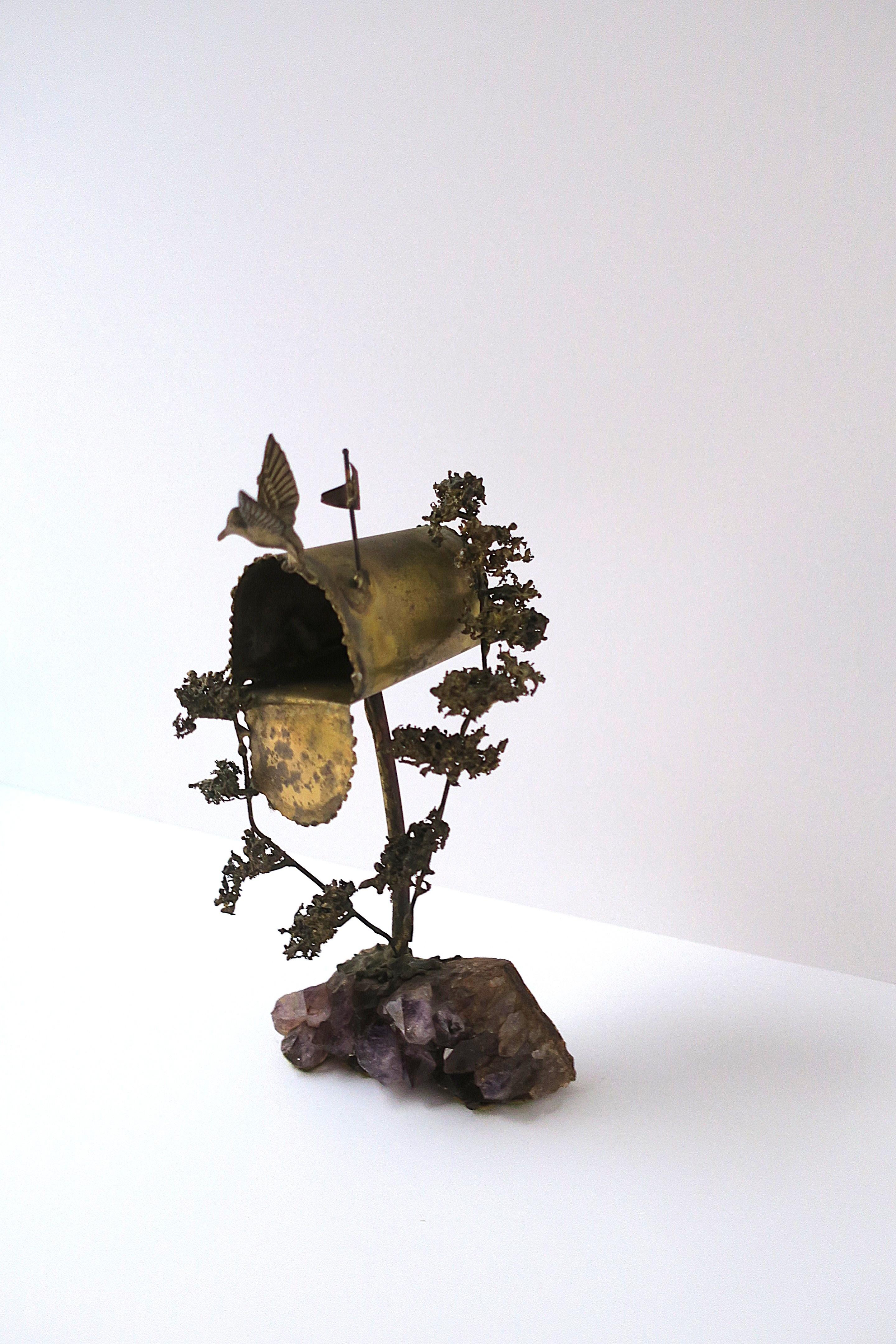 Fatto a mano Colibrì in ottone con ametista Scultura di Silas Seandel in vendita