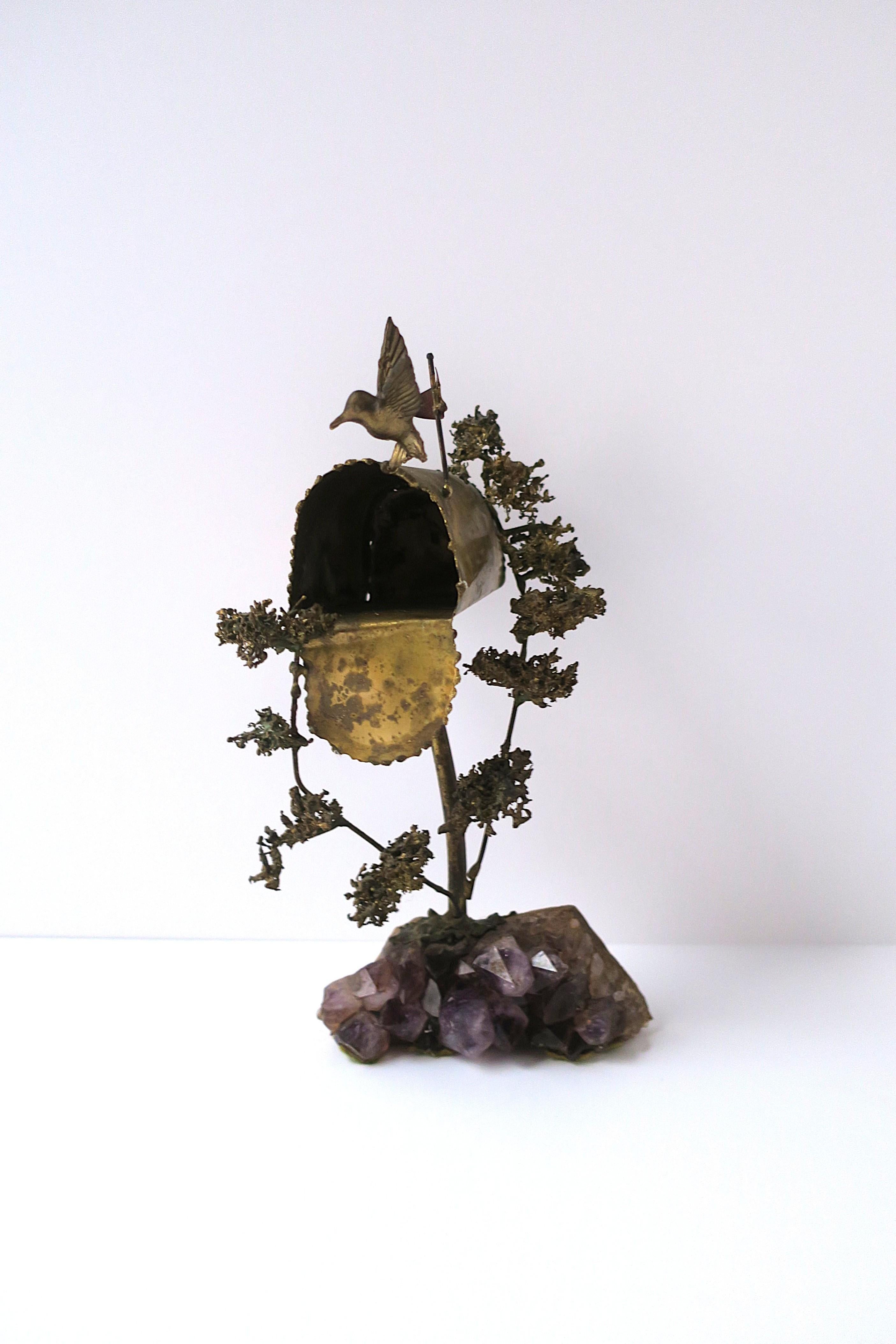 XX secolo Colibrì in ottone con ametista Scultura di Silas Seandel in vendita