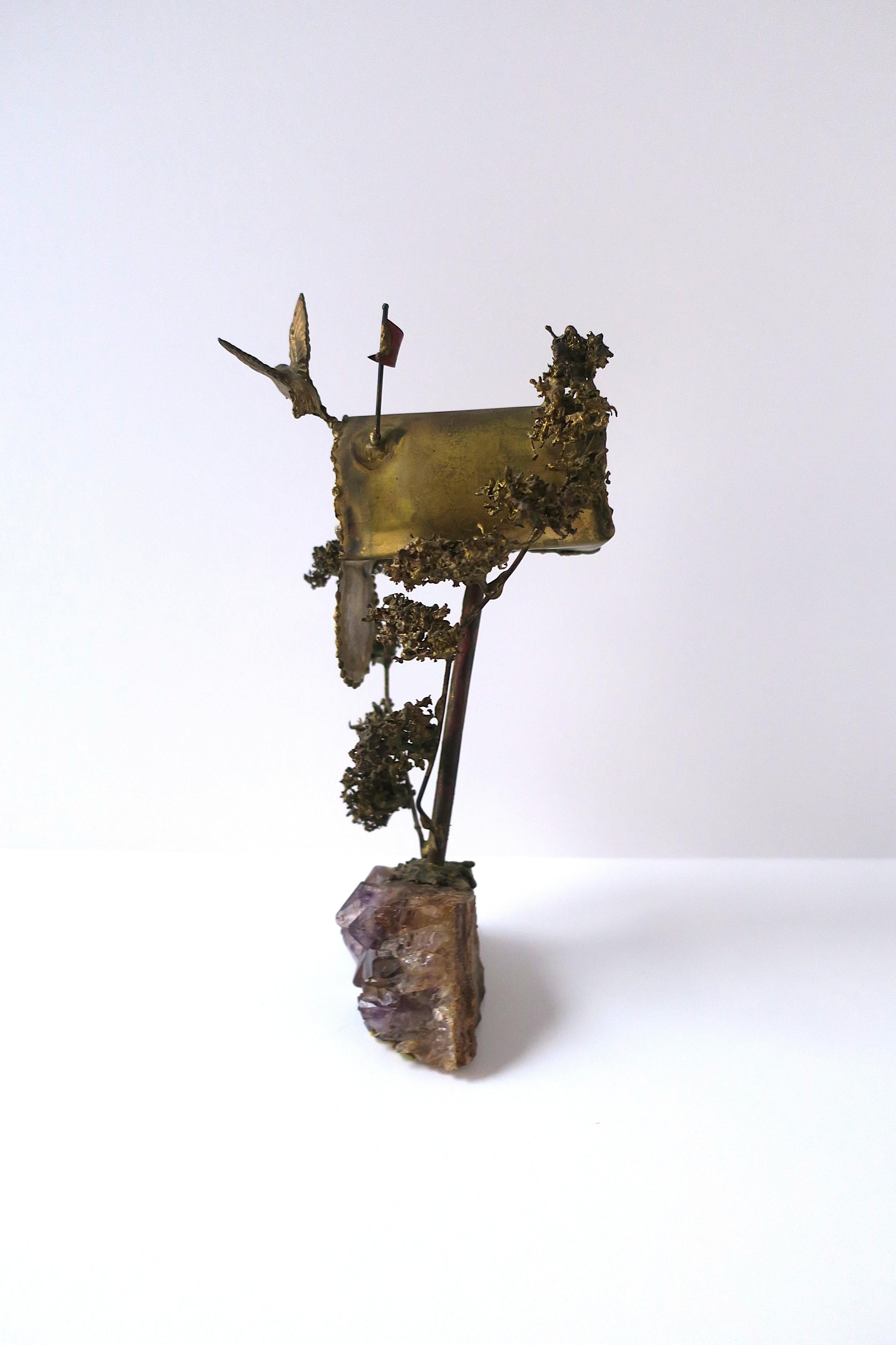 Colibrì in ottone con ametista Scultura di Silas Seandel in vendita 1