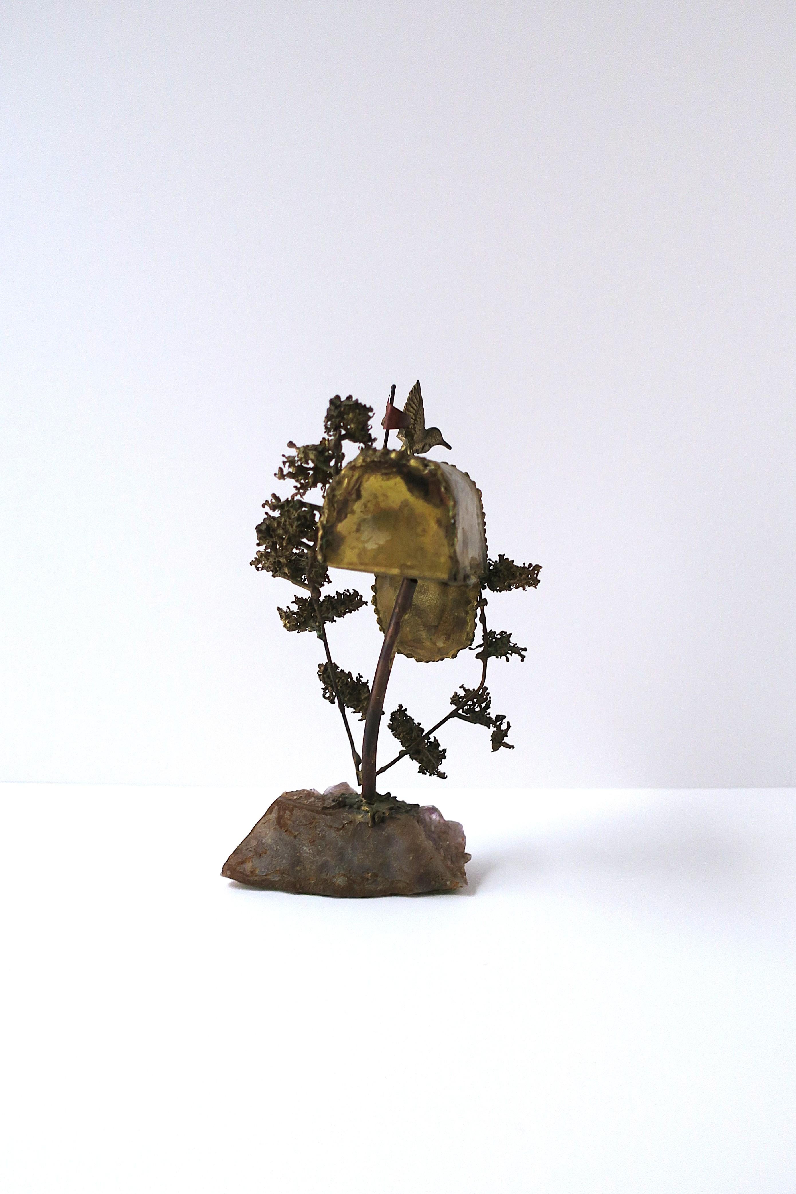 Colibrì in ottone con ametista Scultura di Silas Seandel in vendita 2