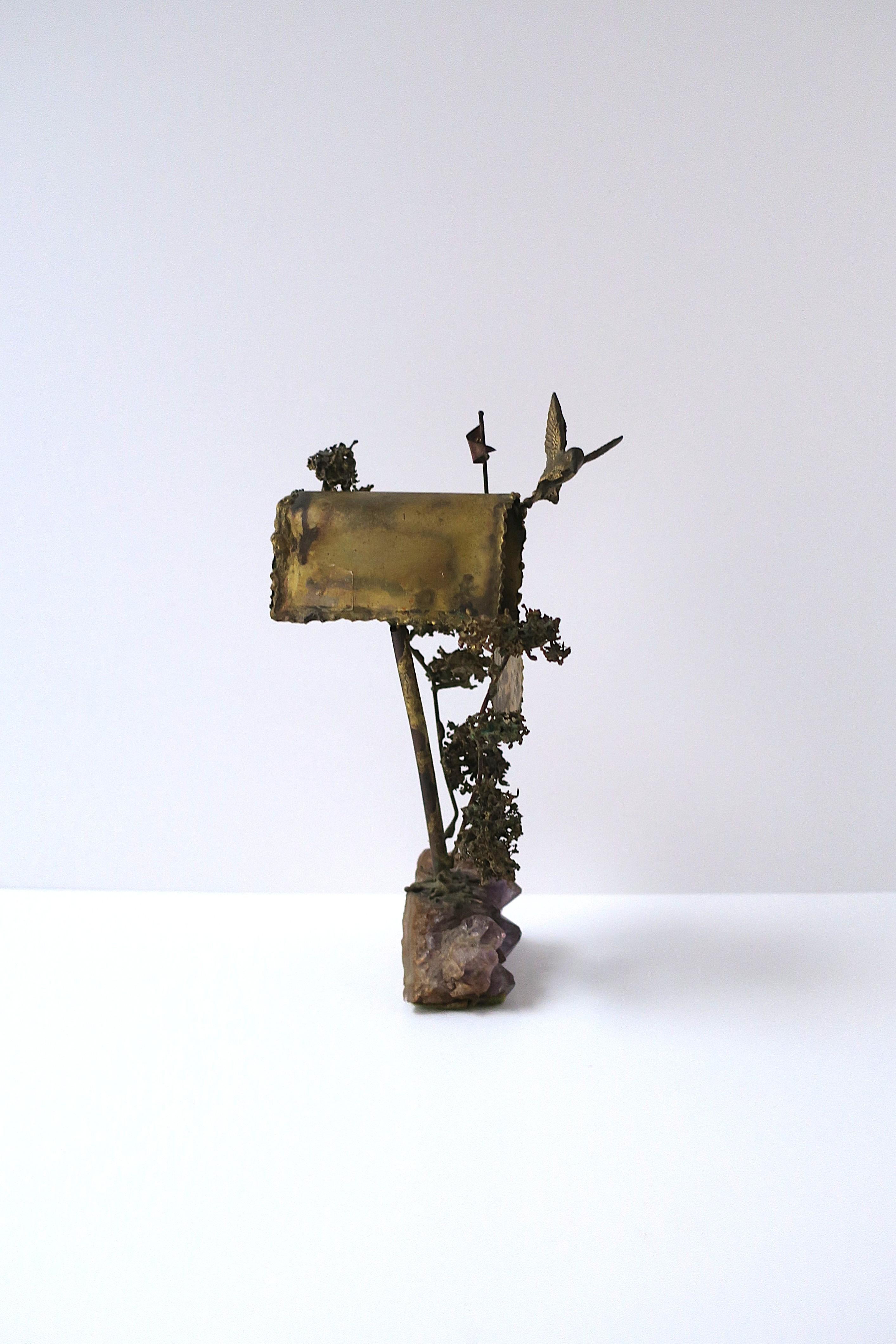 Colibrì in ottone con ametista Scultura di Silas Seandel in vendita 3