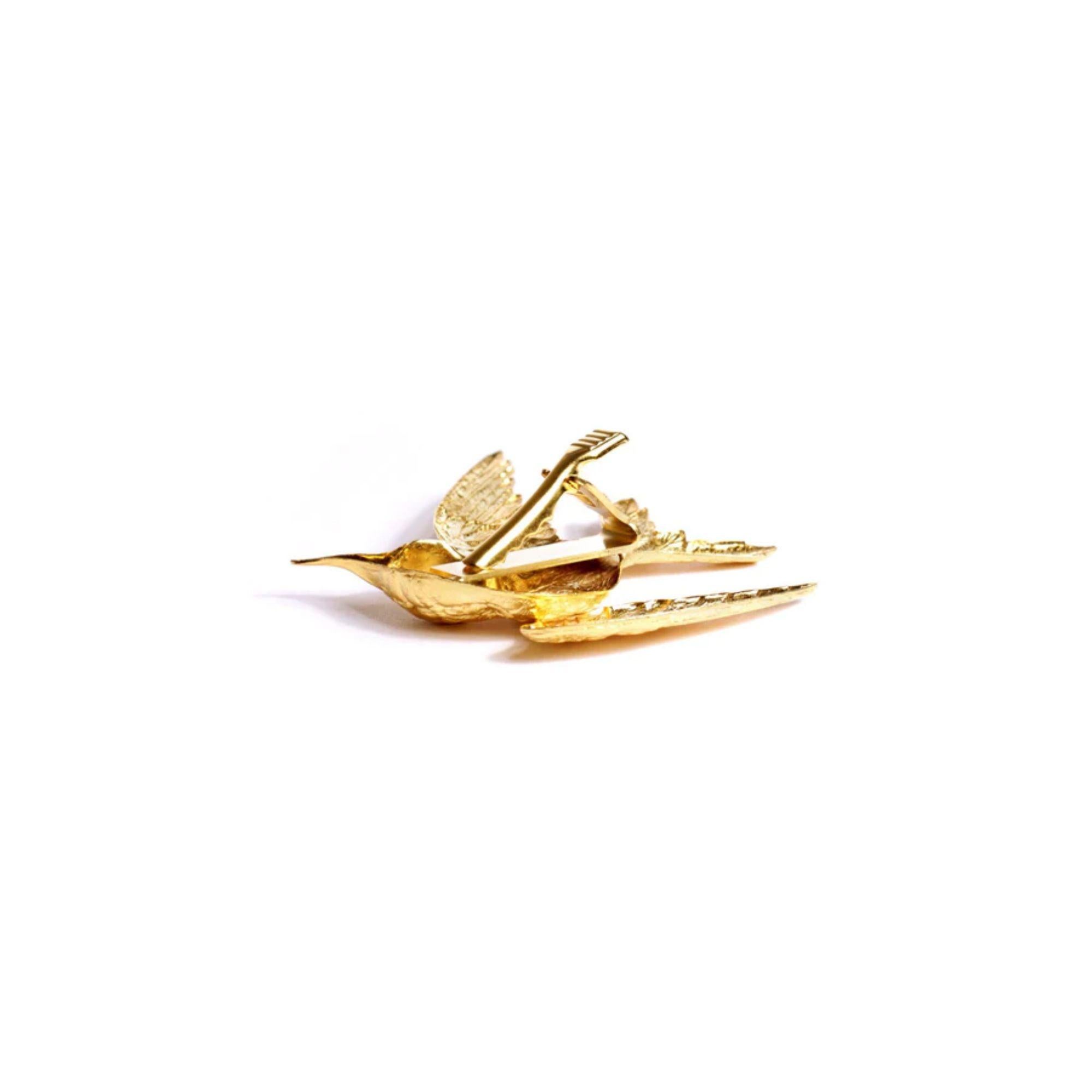 Stunning 24k gold plated hummingbird clip for your tie, for your sweater, for your tshirt, for your lapel. Made in America. Plated on Brass.

Additional Information:
Material: 24K Gold, Brass