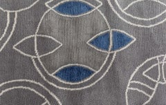 Tappeto in seta grigio chiaro con motivi floreali in stile contemporaneo "Hummingbird" di Doris Leslie Blau