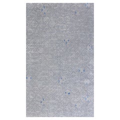 Tappeto in seta grigio chiaro con motivi floreali in stile contemporaneo "Hummingbird" di Doris Leslie Blau