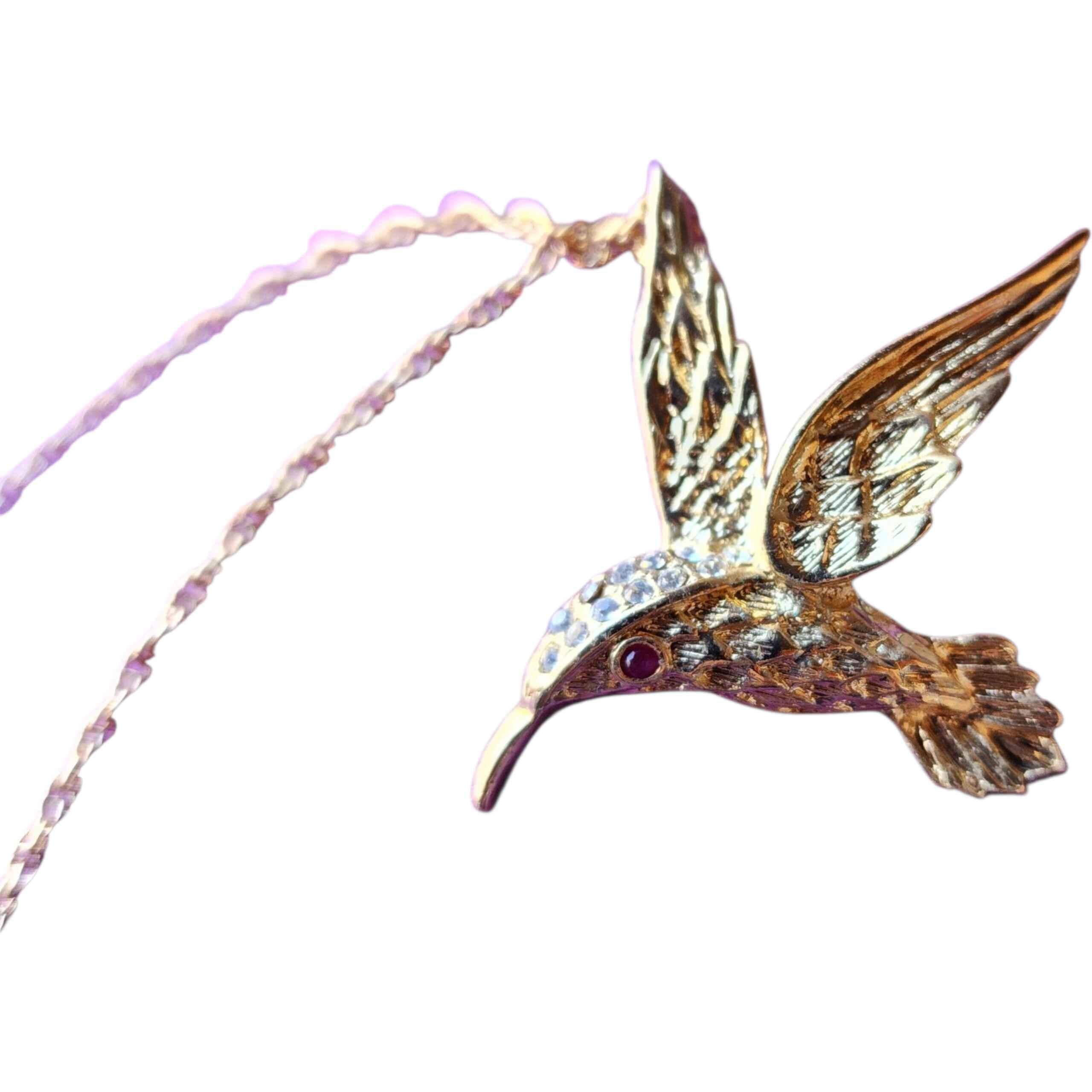 Greco classico Collana con ciondolo a forma di colibrì con rubino autentico di Jill in vendita