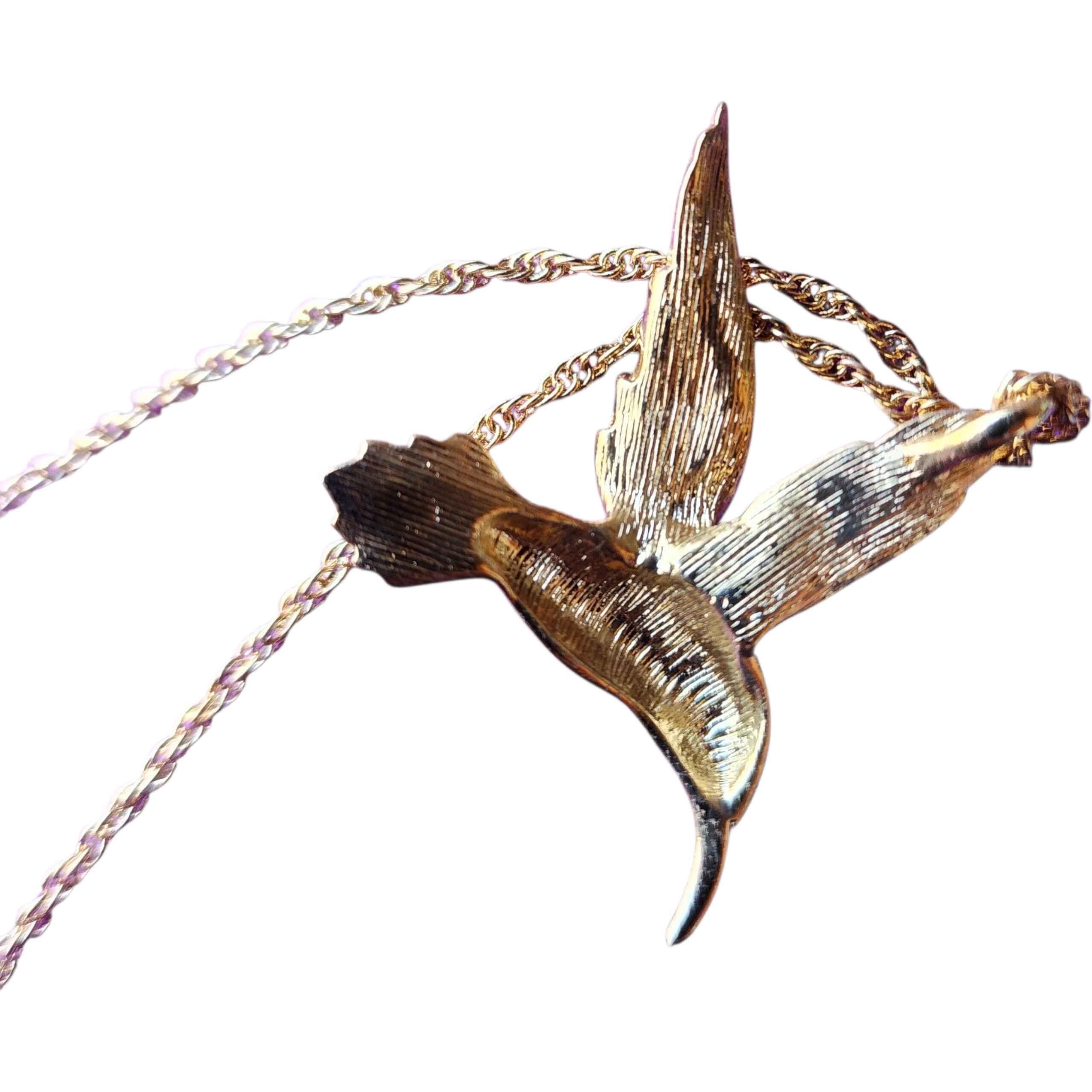 Taglio rotondo Collana con ciondolo a forma di colibrì con rubino autentico di Jill in vendita