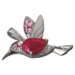 Hummingbird pendant with ruby. 