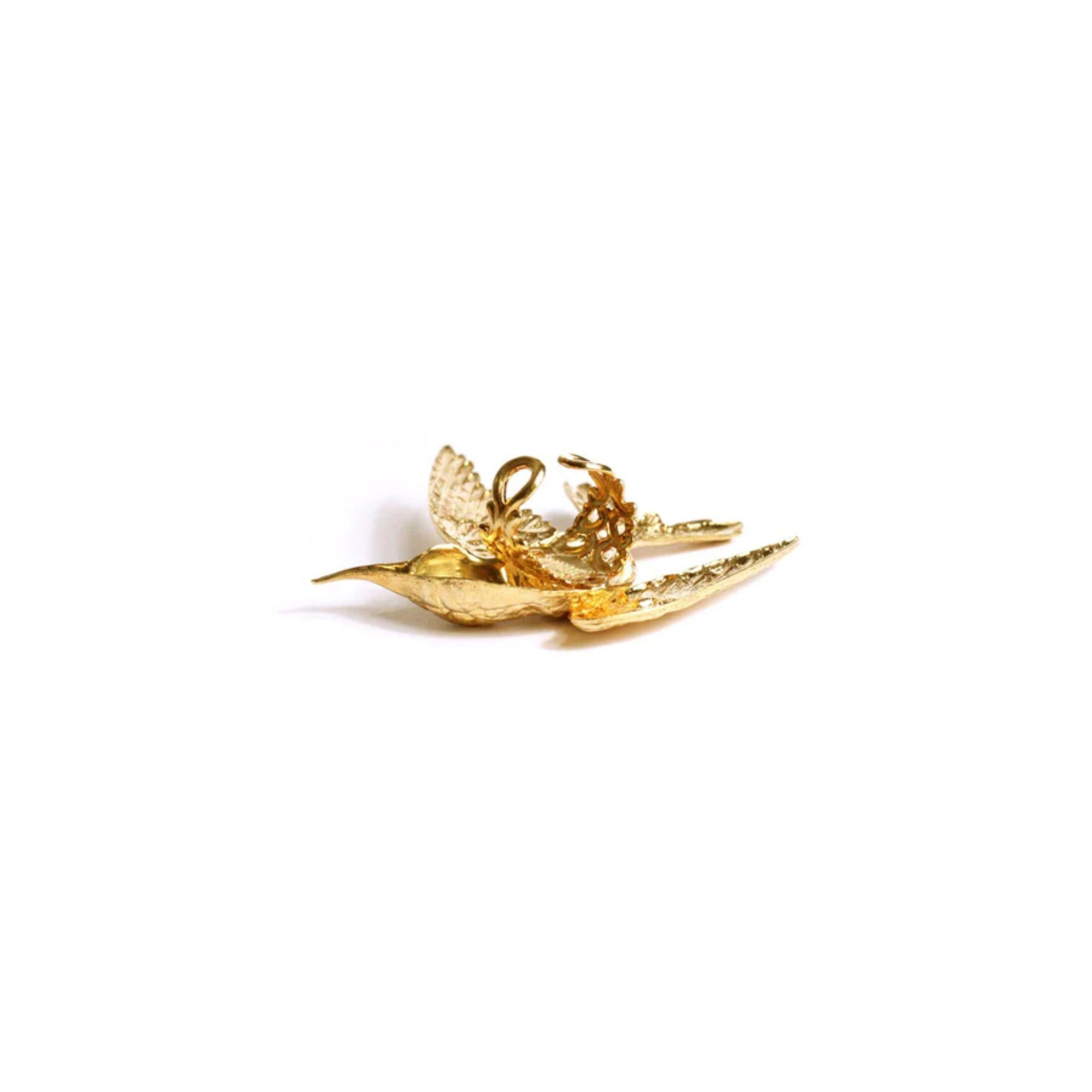 Atemberaubender Kolibri-Ring mit beweglichem Flügel! Ein einzigartiger Ring in Cocktailgröße, der alle Blicke auf sich zieht und Ihre Stimmung hebt. Hergestellt in Amerika. 24k Gelbgold vergoldet auf Messing.

Der Kolibri symbolisiert im Allgemeinen