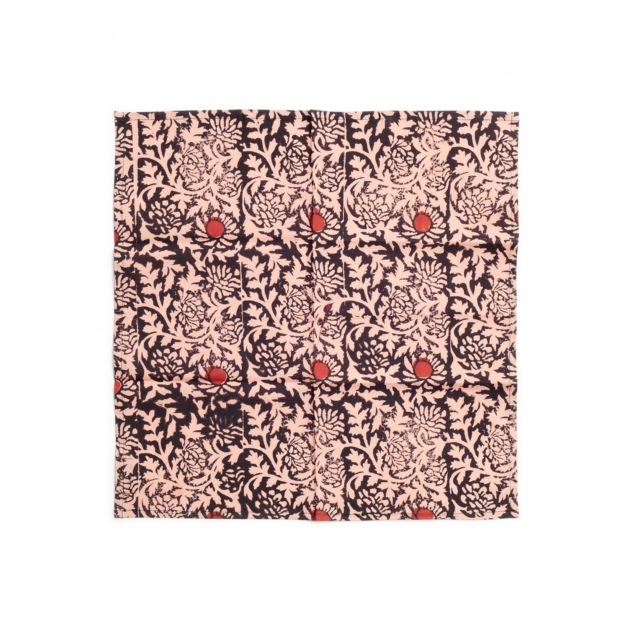 La serviette de table florale Hummas est une serviette artisanale unique. Créée de manière artistique et éthique par des artisans en Inde selon la technique de l'impression à la planche, en utilisant uniquement des teintures naturelles pures. Il